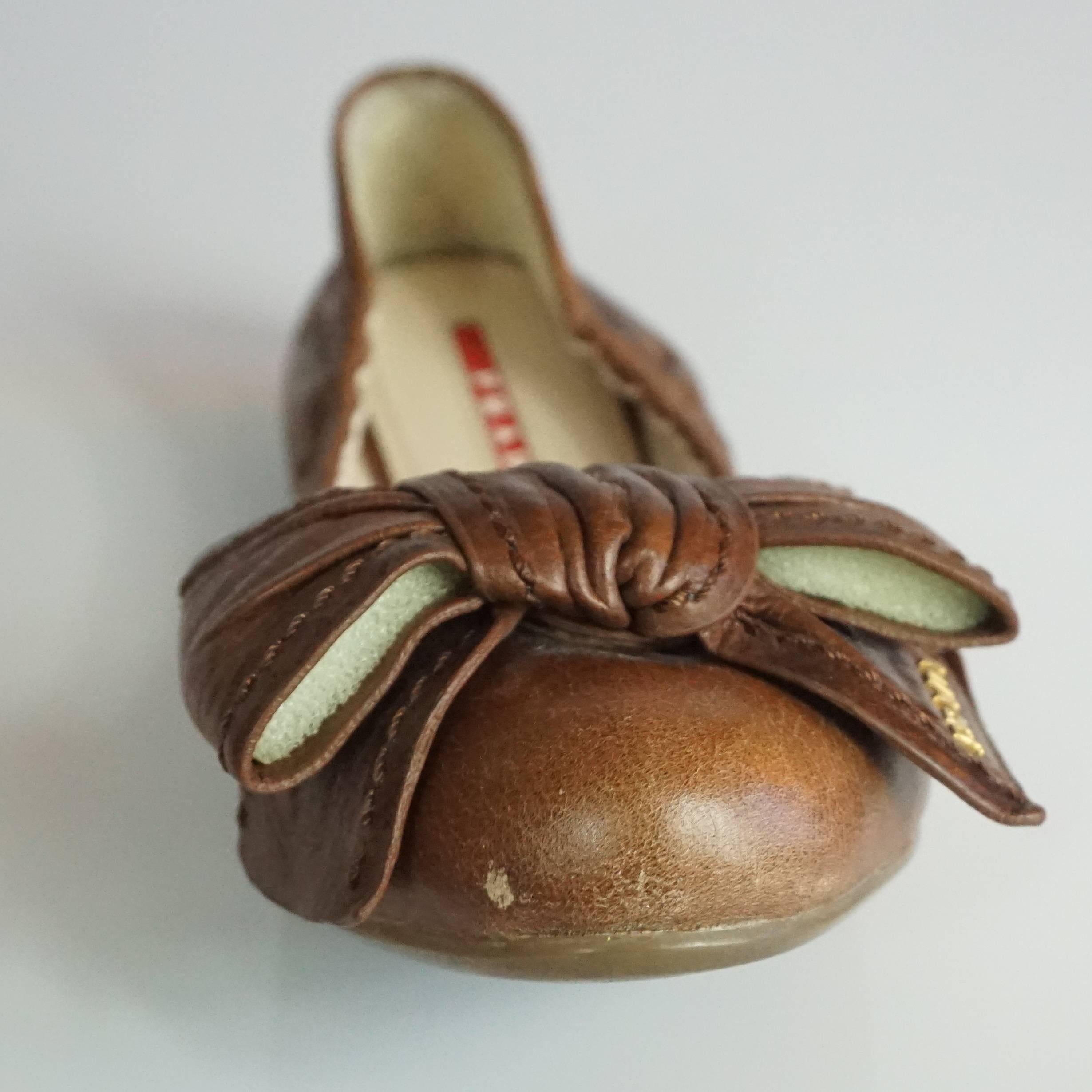 Prada Brown Leather Scrunch Ballet Flats with Bow - 35 In Good Condition In West Palm Beach, FL