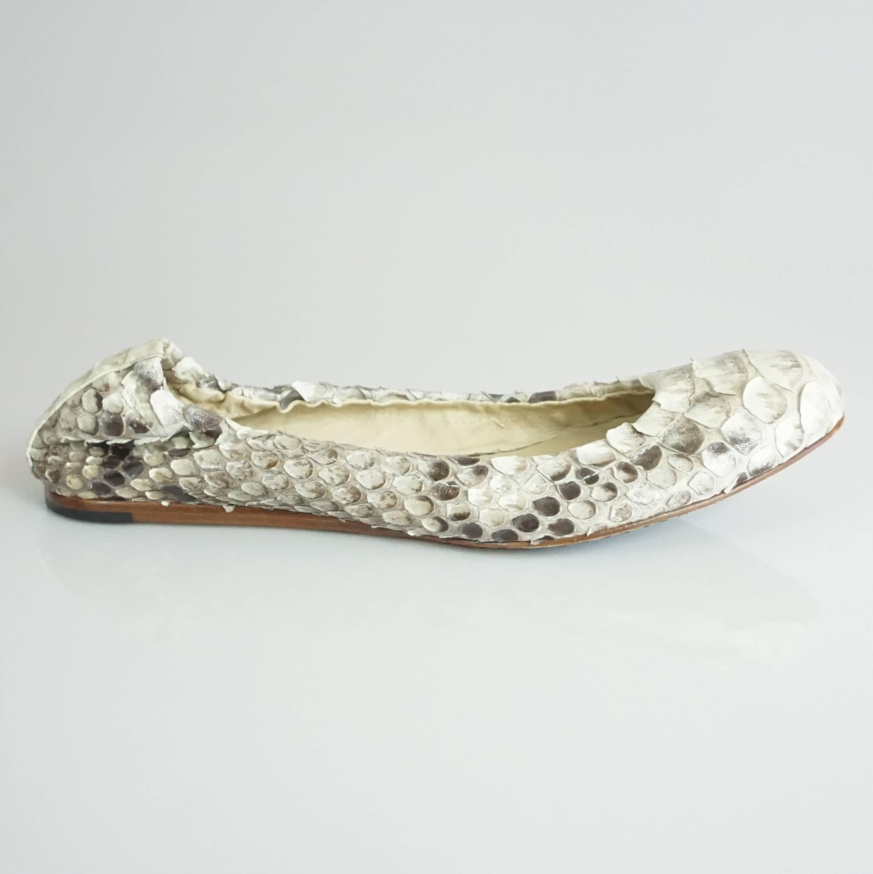 These Alexandre Birman flats are gray and ivory python. The back is stretchy and the toe is rounded. They are in very good condition with some of the scales being lifted and minor bottom wear.