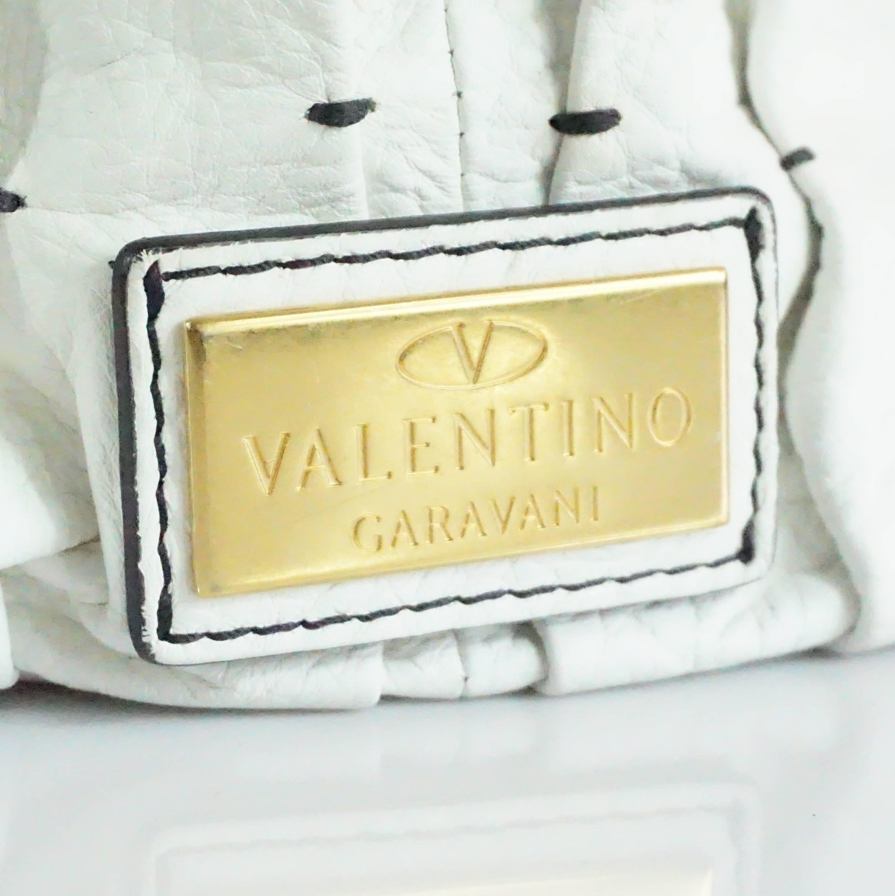 Valentino Garavani White Pebbled Leather Handbag w/ Black Patent Handles-GHW In Good Condition In West Palm Beach, FL