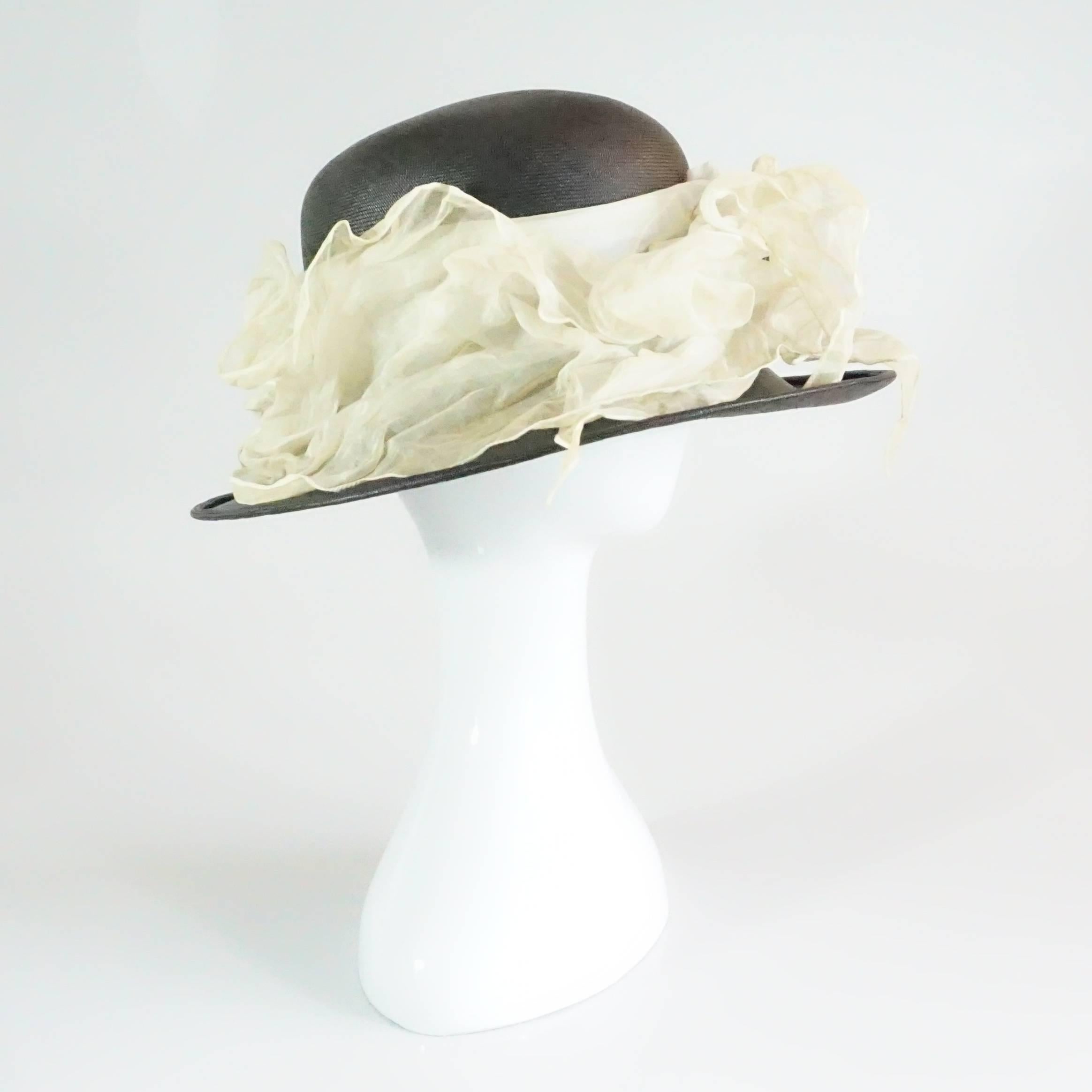 Suzanne Couture Millinery Black French Straw Hat w/ Ivory Silk Ruched Ribbon This hat is in pristine condition.
Measurements:
Inside Circumference 20.5