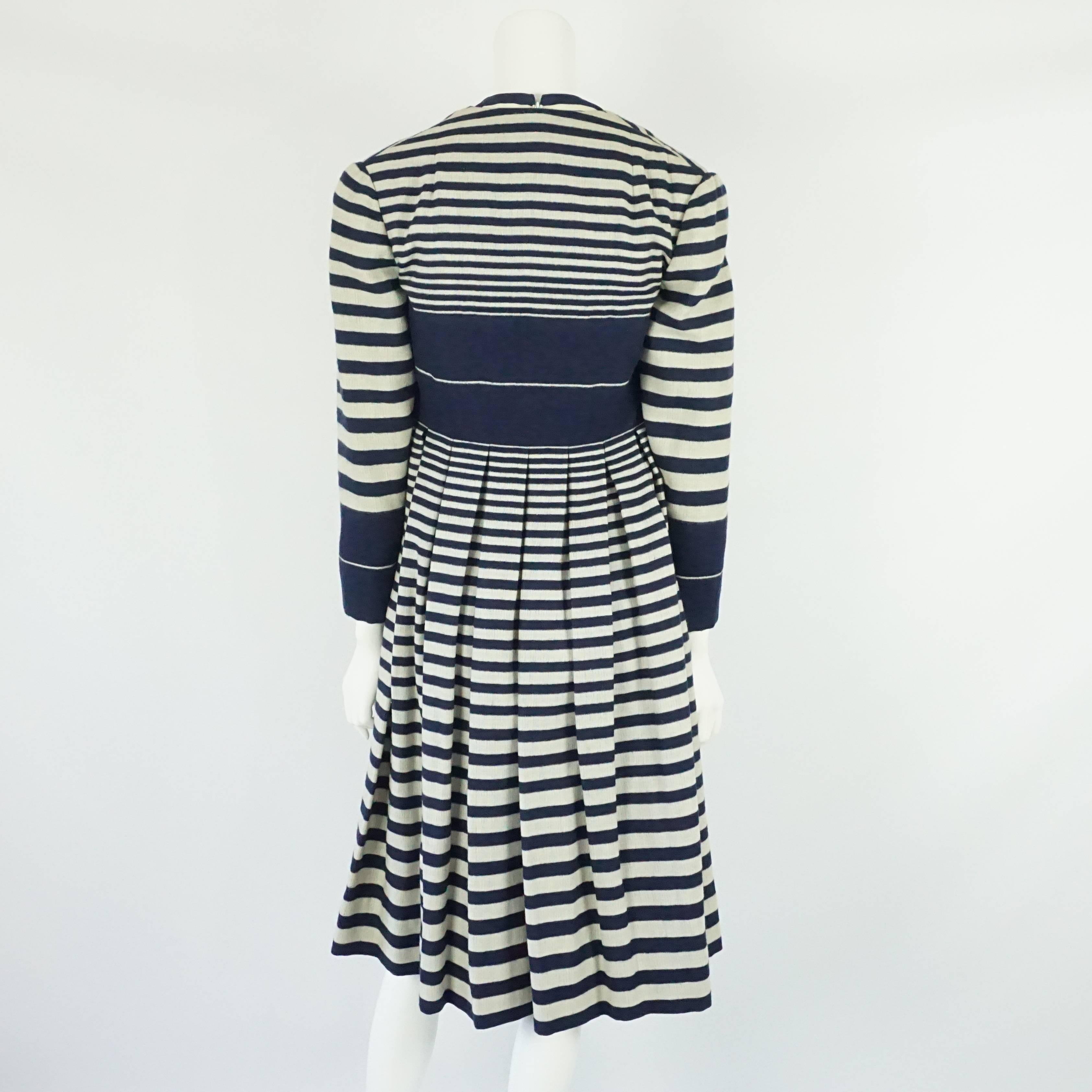 Noir Pauline Trigere - Robe, manteau et ceinture en laine rayée bleu marine et ivoire - 8 pièces, circa 60 en vente