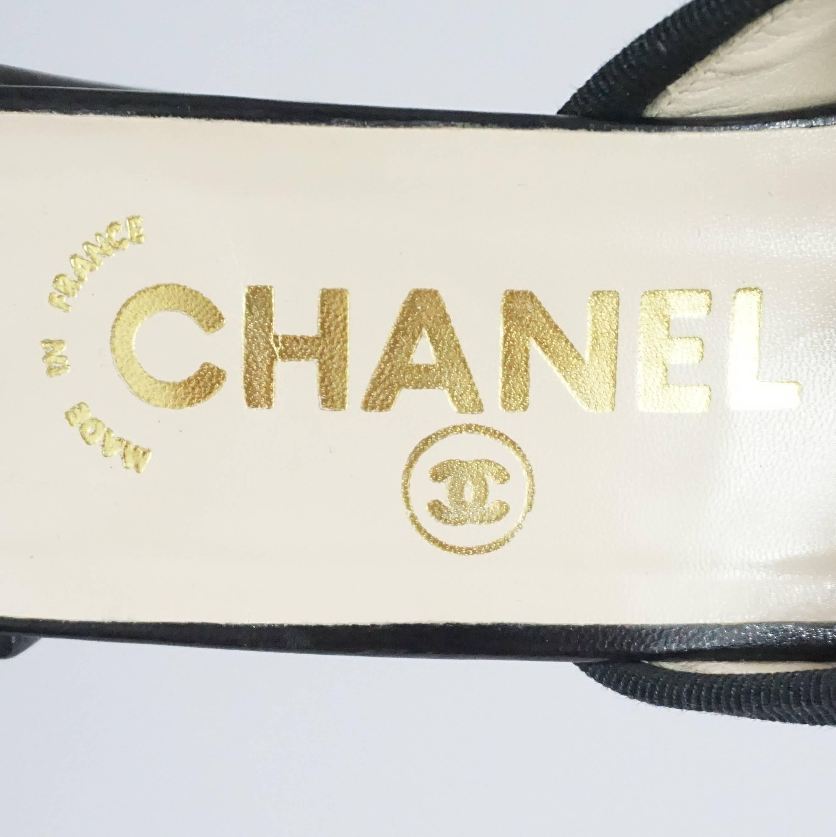 Chanel Black Ballet Style Leather and Patent Slide w/ Chunky Heel-37.5 In Good Condition In West Palm Beach, FL