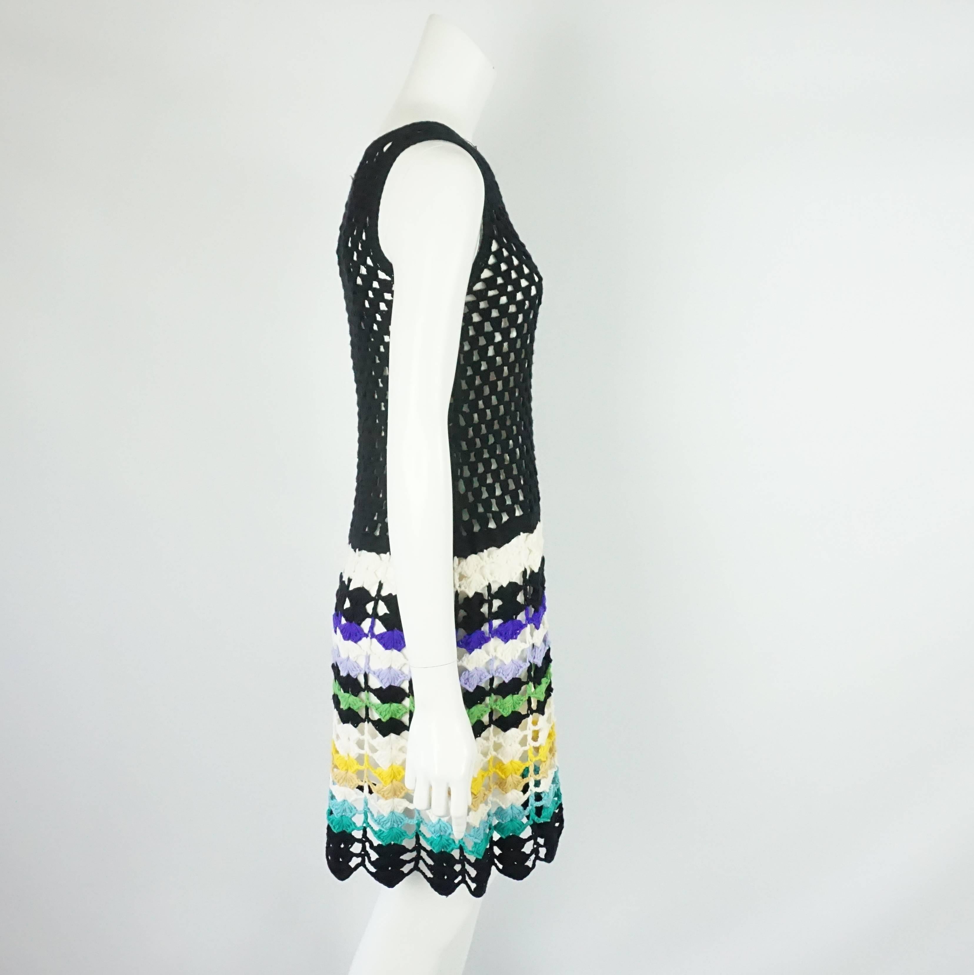 Missoni Black and Multi Crochet Sleeveless Dress-40 Cette robe Missoni en crochet semble être en cachemire, mais l'étiquette du tissu est manquante. Il est sans manches, a un col rond, tout noir jusqu'à la zone des hanches, puis il y a des sections