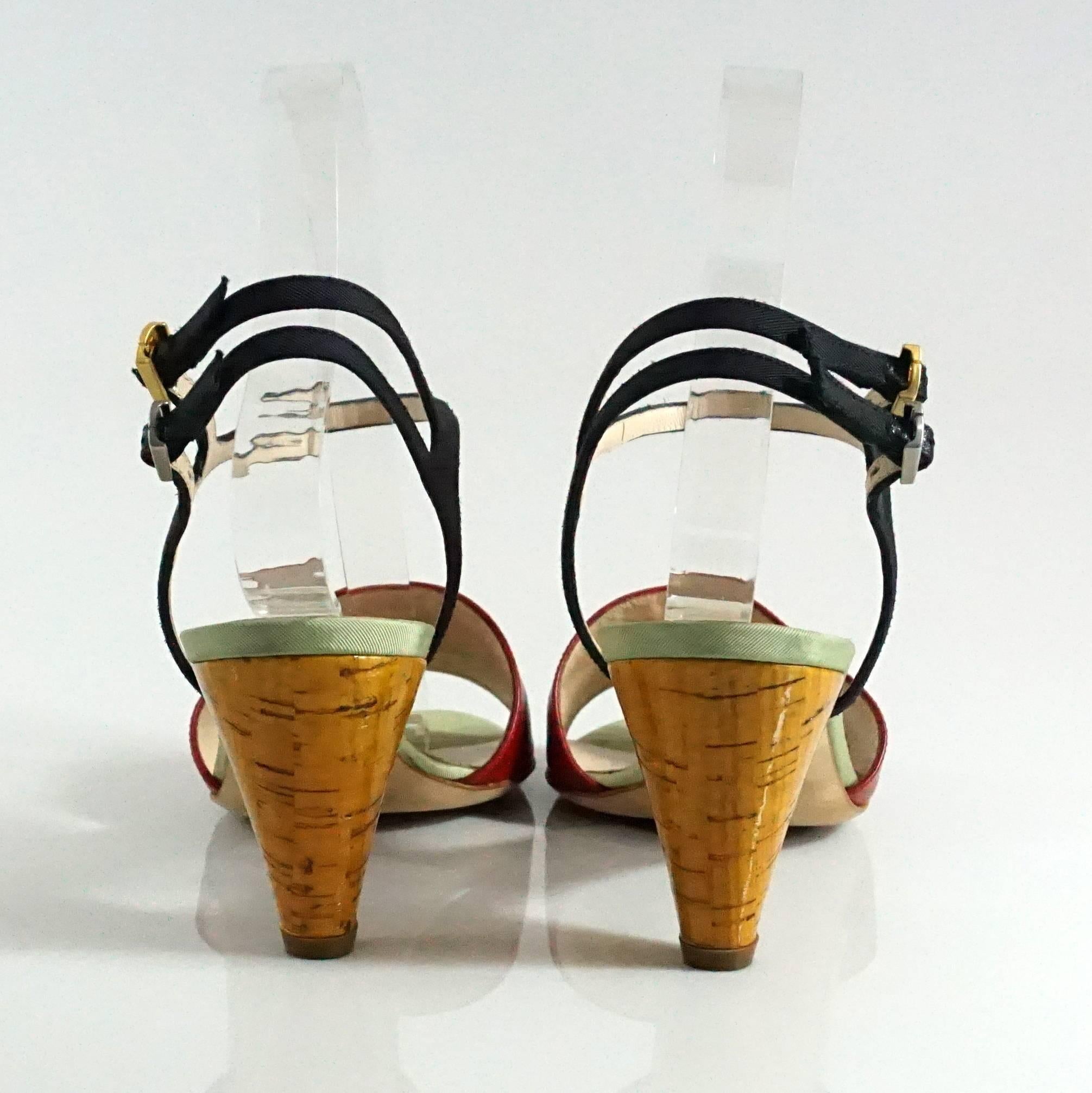 Fendi Sandale mit Knöchelriemen in Schwarz und Rot und Lack aus Kork mit Absatz 36,5 (Braun) im Angebot