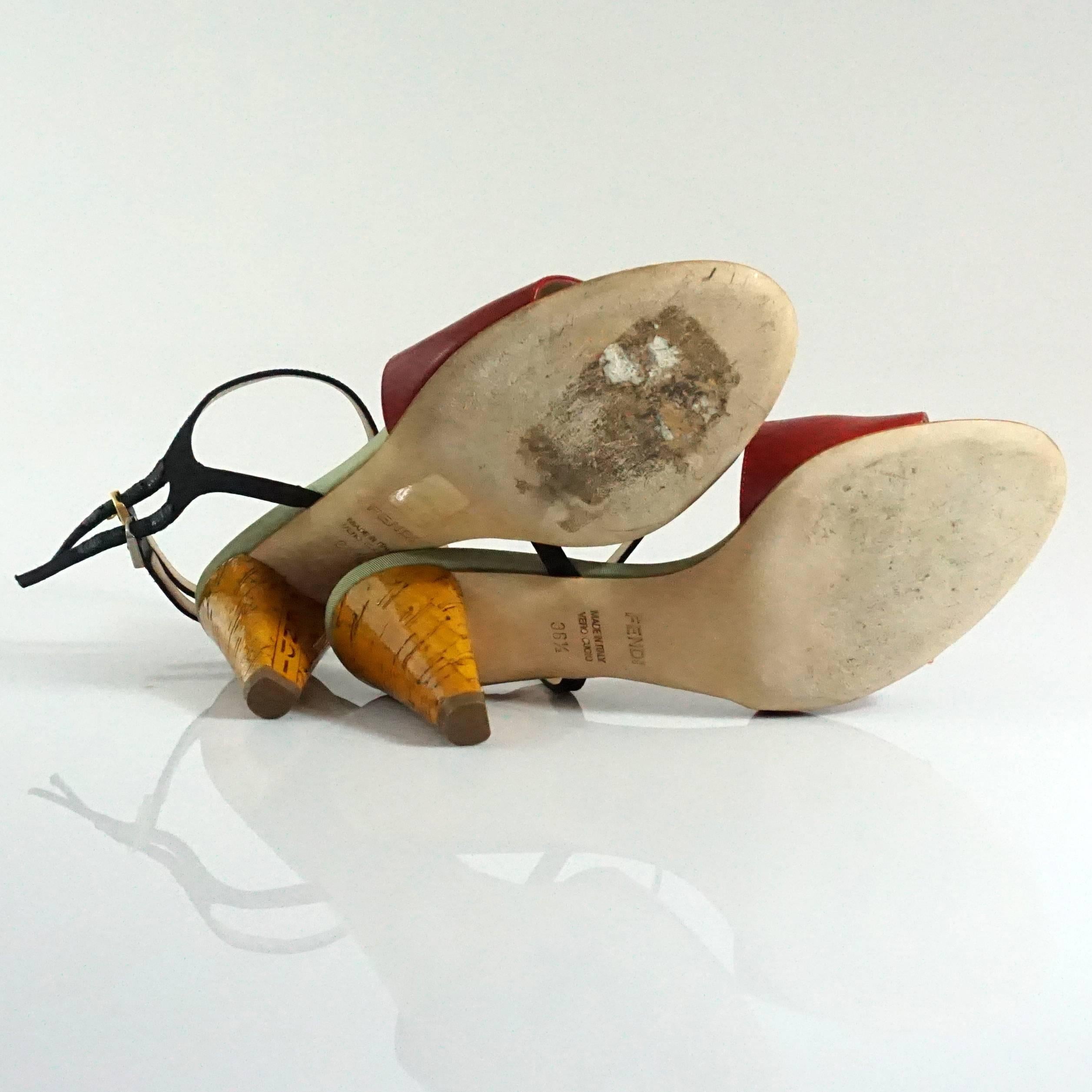 Fendi Sandale mit Knöchelriemen in Schwarz und Rot und Lack aus Kork mit Absatz 36,5 im Zustand „Hervorragend“ im Angebot in West Palm Beach, FL