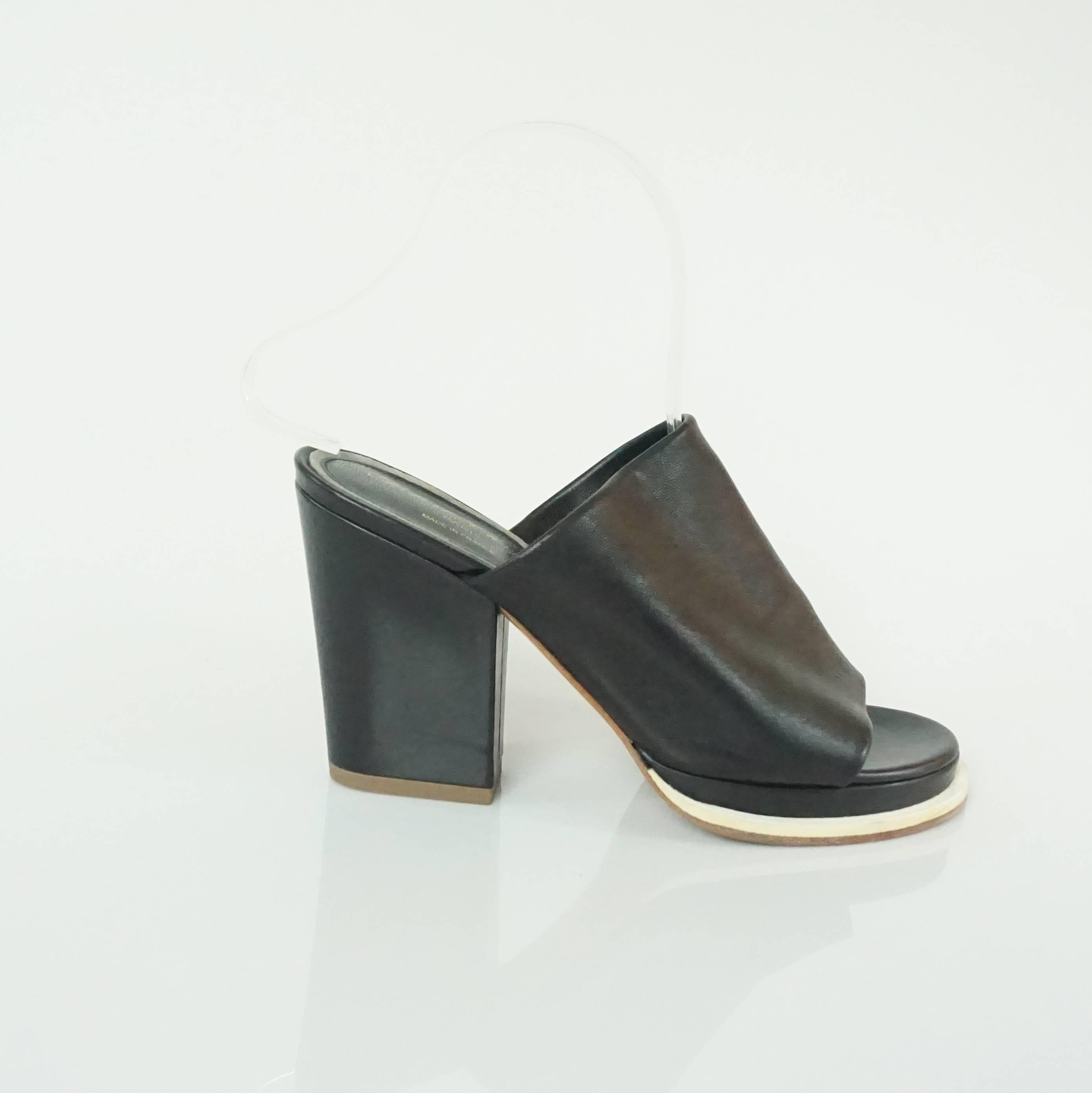 Robert Clergerie Black Leather Clogs with Block Heel - 37. The shoes are trendy and in excellent condition with light wear. 

