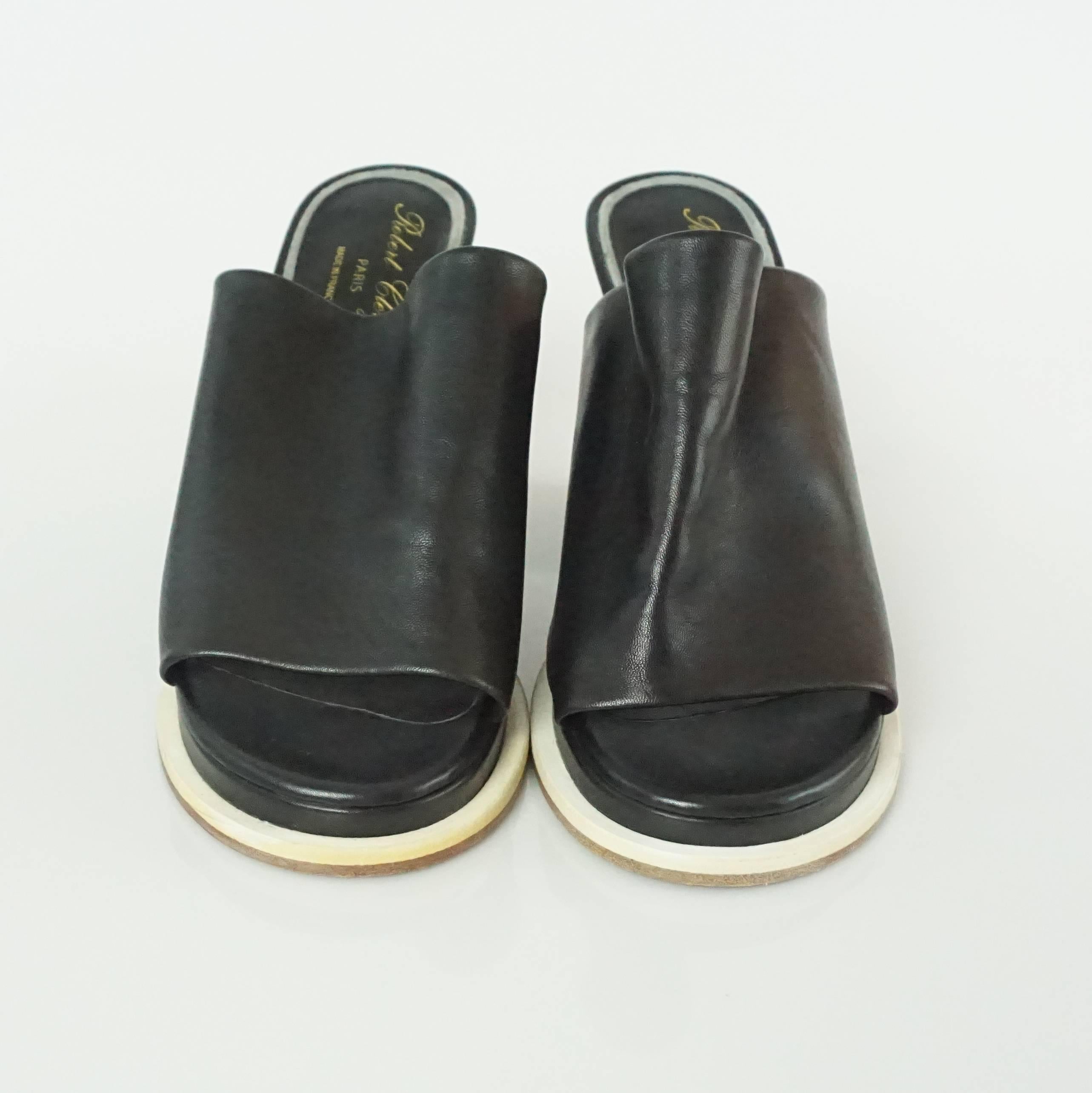 Robert Clergerie Black Leather Clogs with Block Heel - 37 In Excellent Condition In West Palm Beach, FL