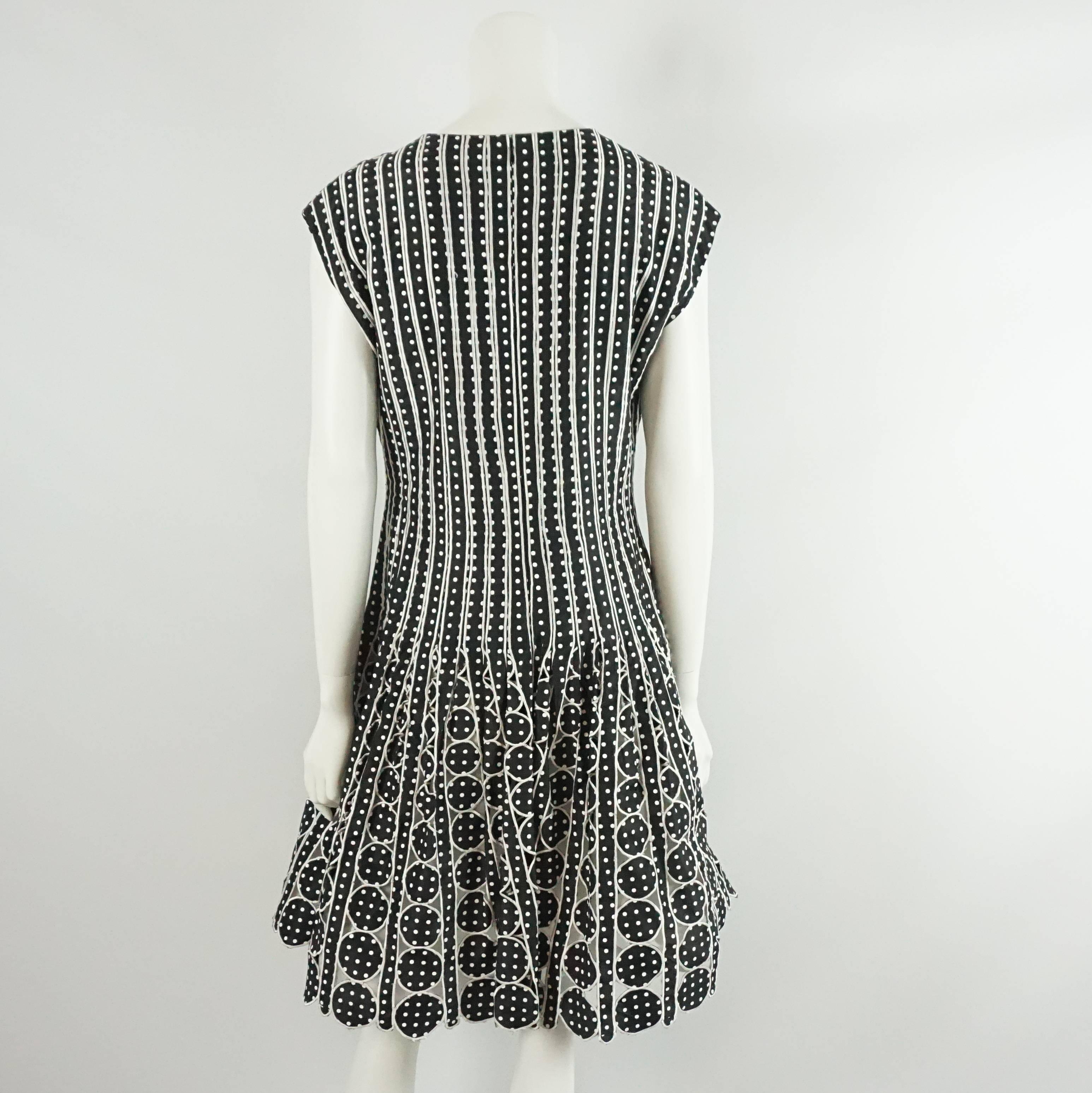 Oscar de la Renta Black and White Polka Dot Pleated Dress - 10 In Excellent Condition In West Palm Beach, FL