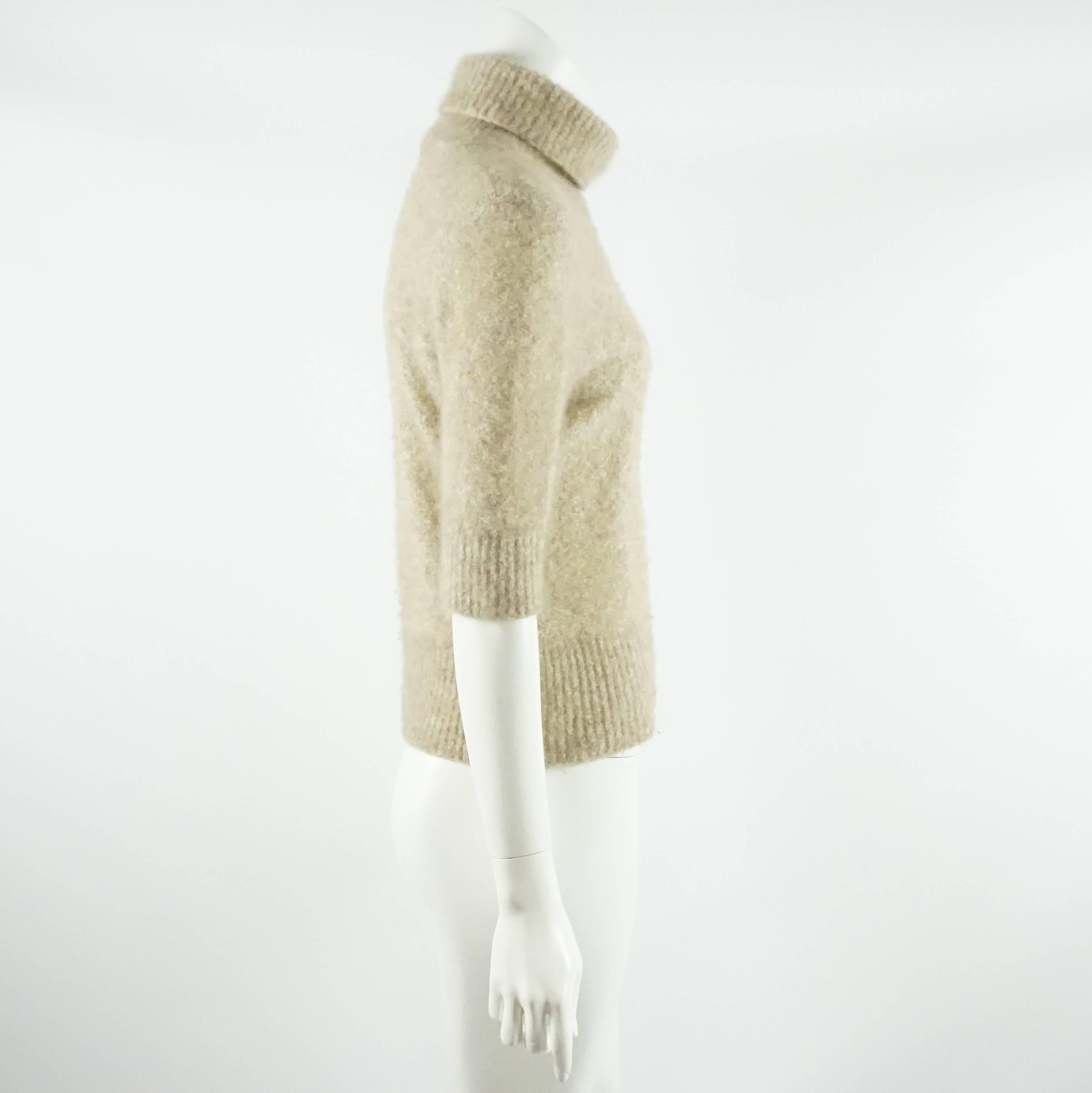 This beautiful beige Loro Piana turtleneck is a soft cashmere. The sleeves on this sweater are around elbow length. It is in good condition with some pilling.

Measurement
Bust: 36
