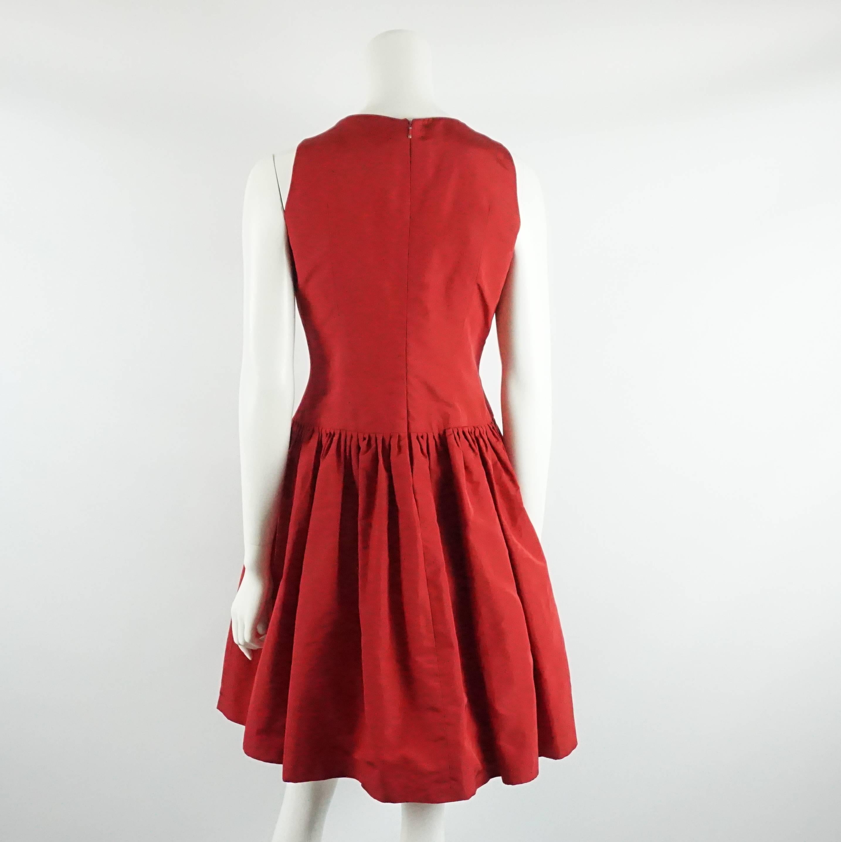 Oscar de la Renta Red Silk Taffeta Dress with Rose Detail - 6 In Excellent Condition For Sale In West Palm Beach, FL