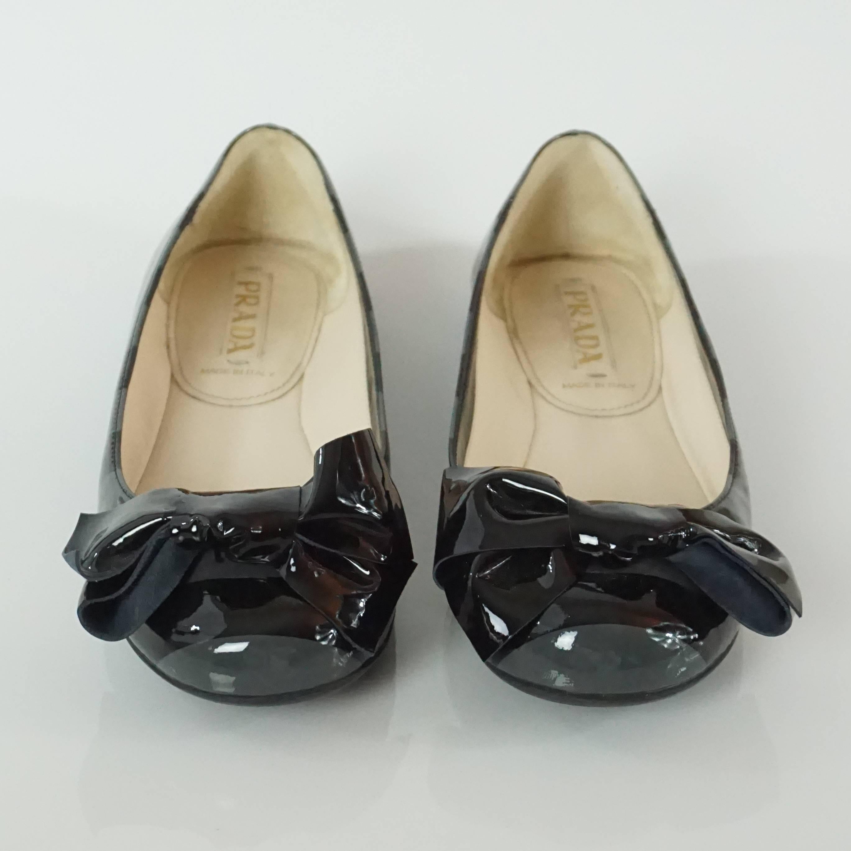 Prada Black and Gray Patent Striped Flats with Bow - 36 In Excellent Condition In West Palm Beach, FL