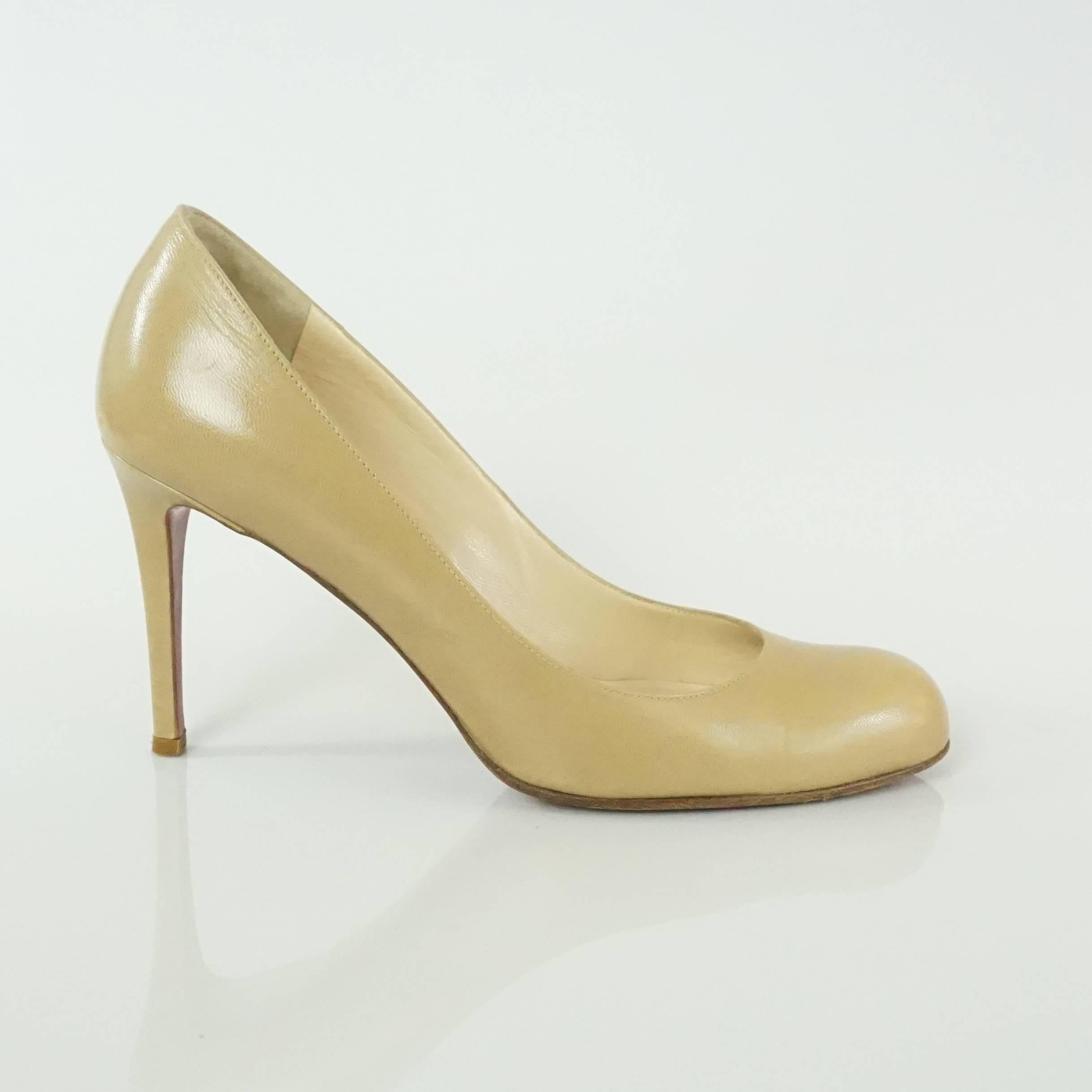 These Louboutin heels are great for any wardrobe! They are nude in color and leather. They are in good condition with some wear on the bottom and minor wear on the leather.

Measurement
Heel: 3.5