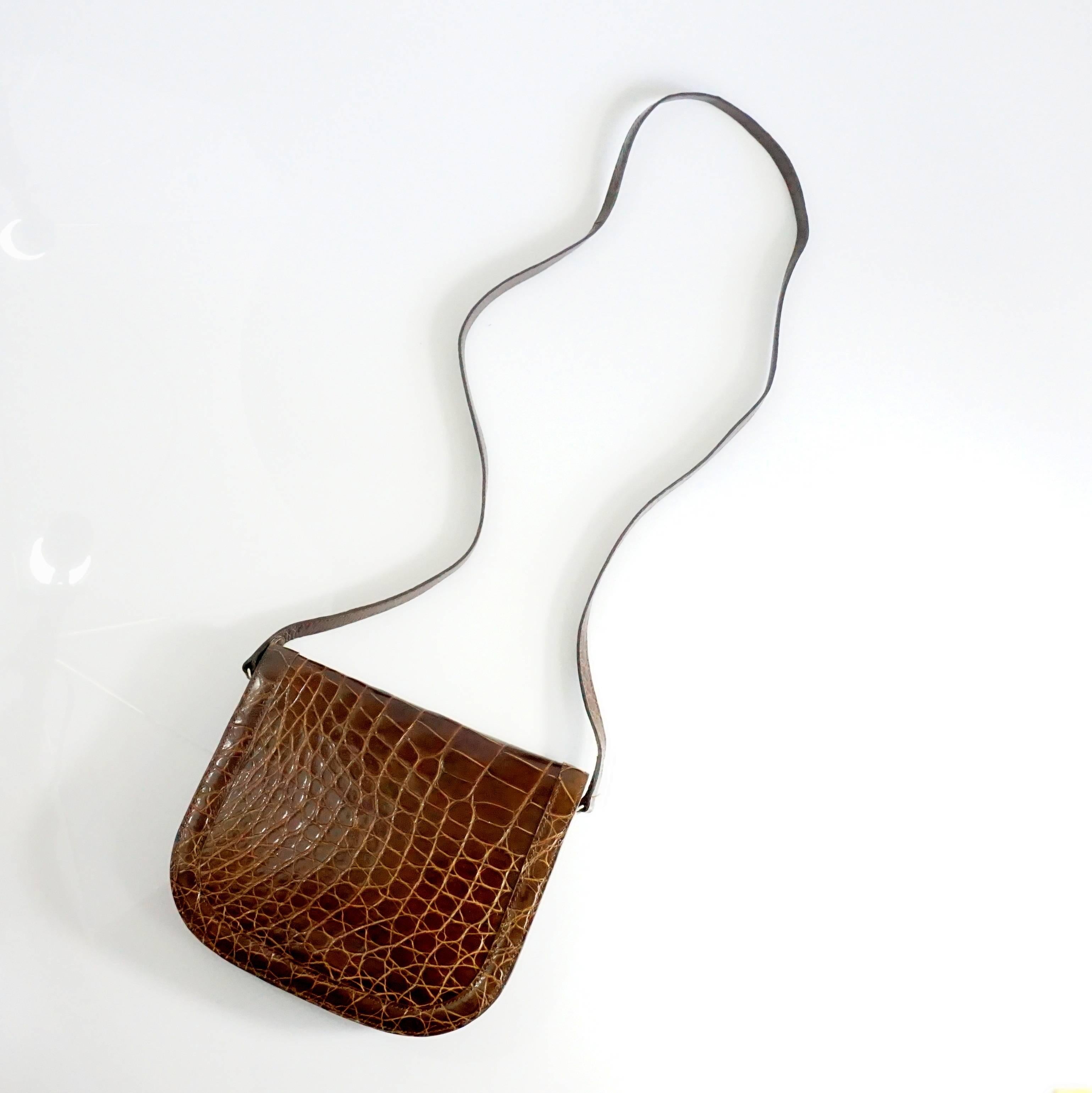 This Lanvin crossbody bag is made of brown alligator. It has a flap closure and the inside is split into two parts. This bag is in excellent condition. Circa 1960's. 

Measurements
Height: 7