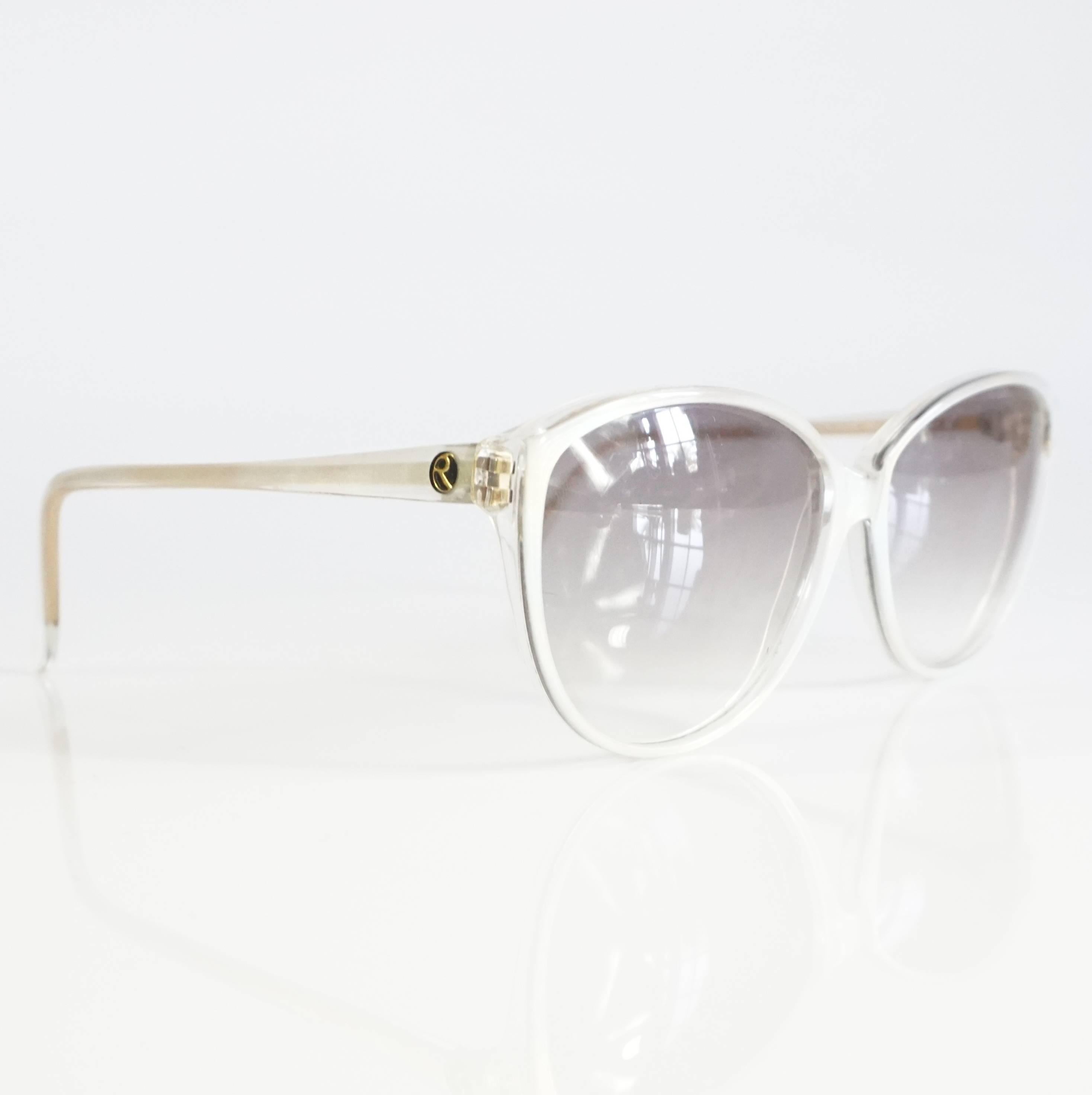 These classy Rochas sunglasses are white Mother of Pearl. They have a large slight cateye shape. They are in excellent condition. Circa 1970's. 

Measurements
Leg Length: 4.75"
Front (lens to lens): 5.5"
Lens Height: 2"
Lens