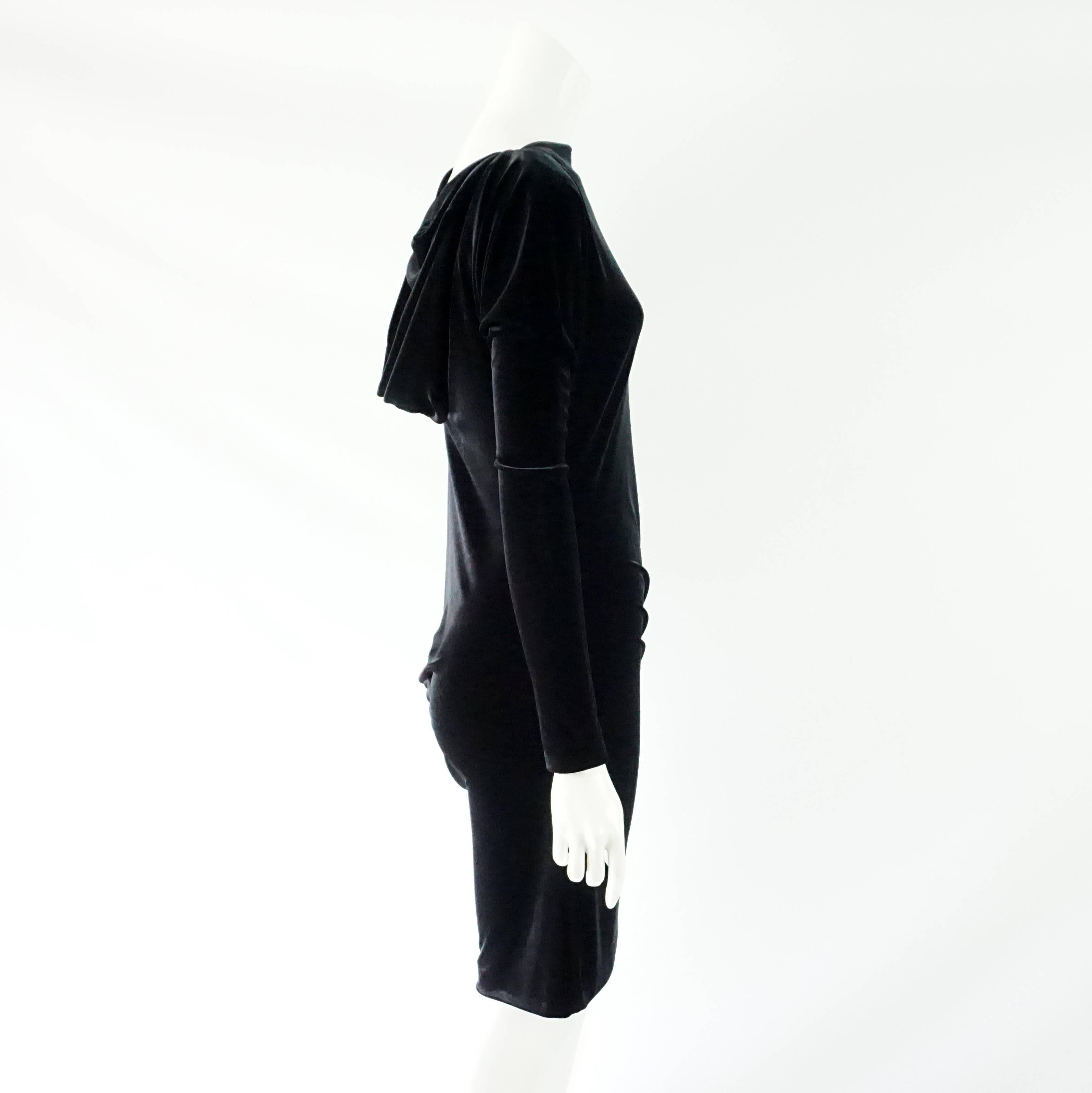 Cette robe à manches longues Talbot Runhof est confectionnée en velours noir. Il présente un design asymétrique. À l'avant, il est ajusté avec un peu de cintre. Dans le dos, il y a du tissu lâche qui pend près du cou et il y a du tissu