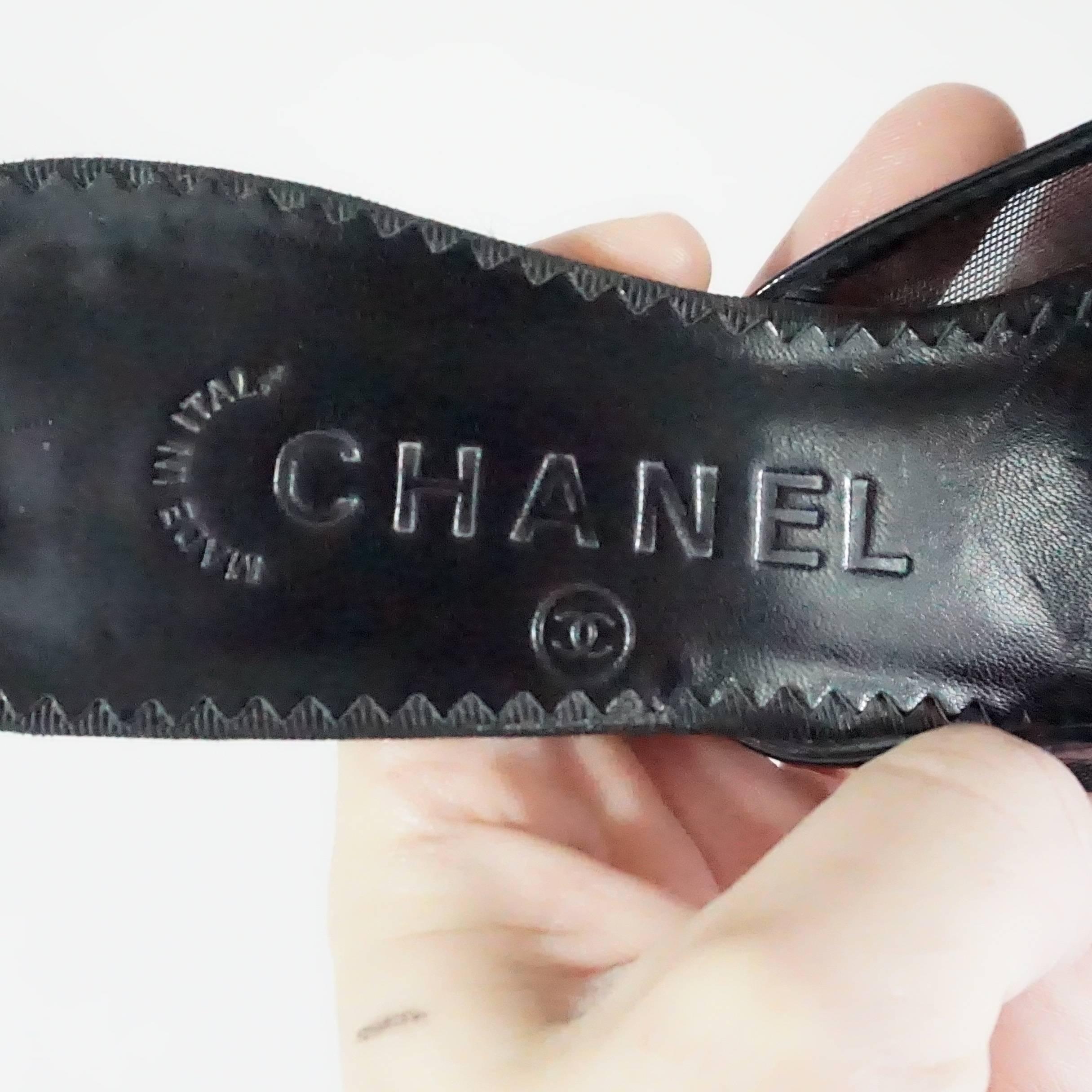 Chanel Black Mesh Slides with Leather Camellia – 36 In Good Condition In West Palm Beach, FL