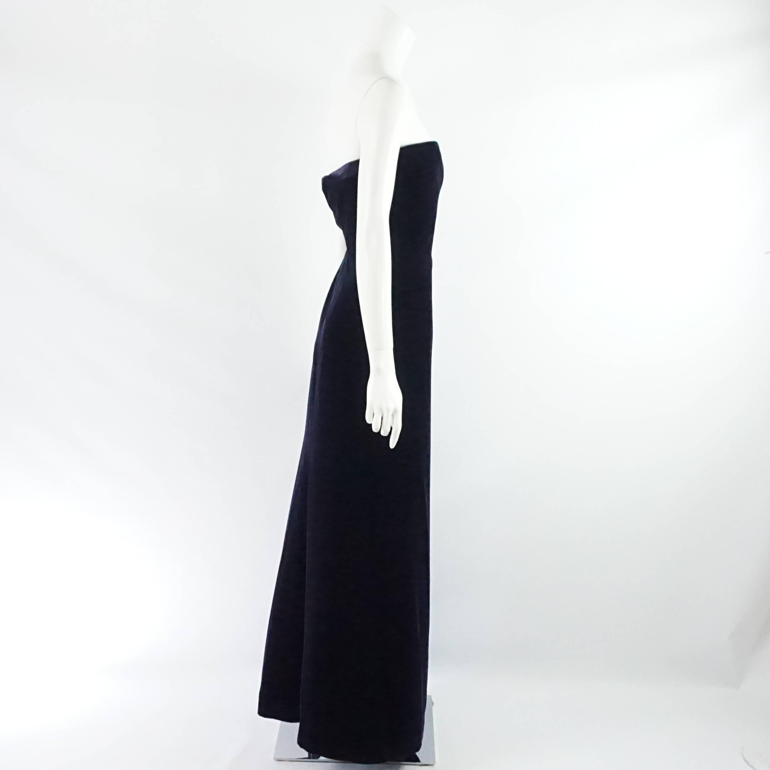 This Oscar de la Renta gown is strapless and dark navy blue velvet. It is in very good condition with minor wear on the velvet.

Measurements
Bust: 36