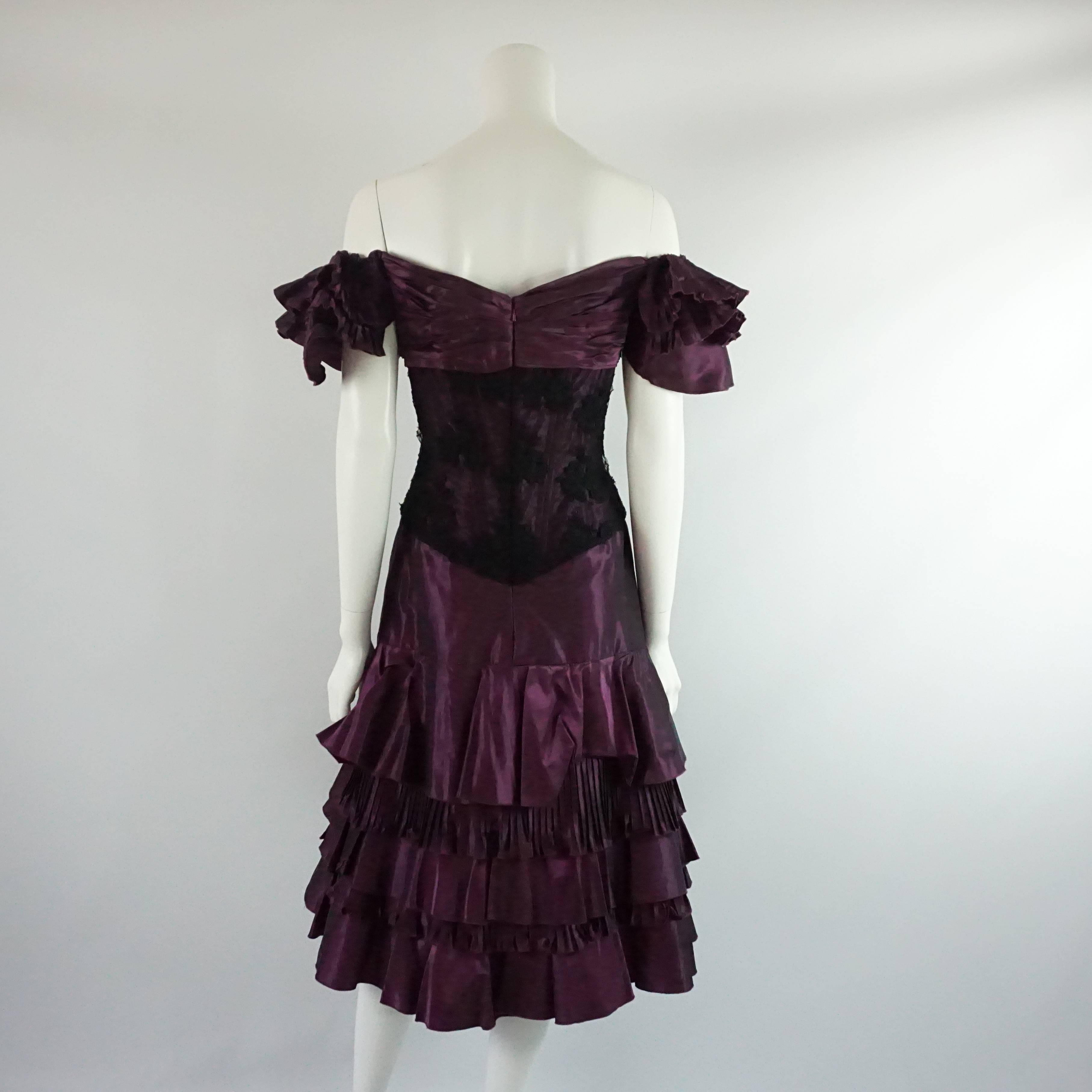 Vicky Tiel Auberginefarbenes plissiertes Kleid aus Taft und Spitze - 46 - 1980er Jahre  (Schwarz) im Angebot