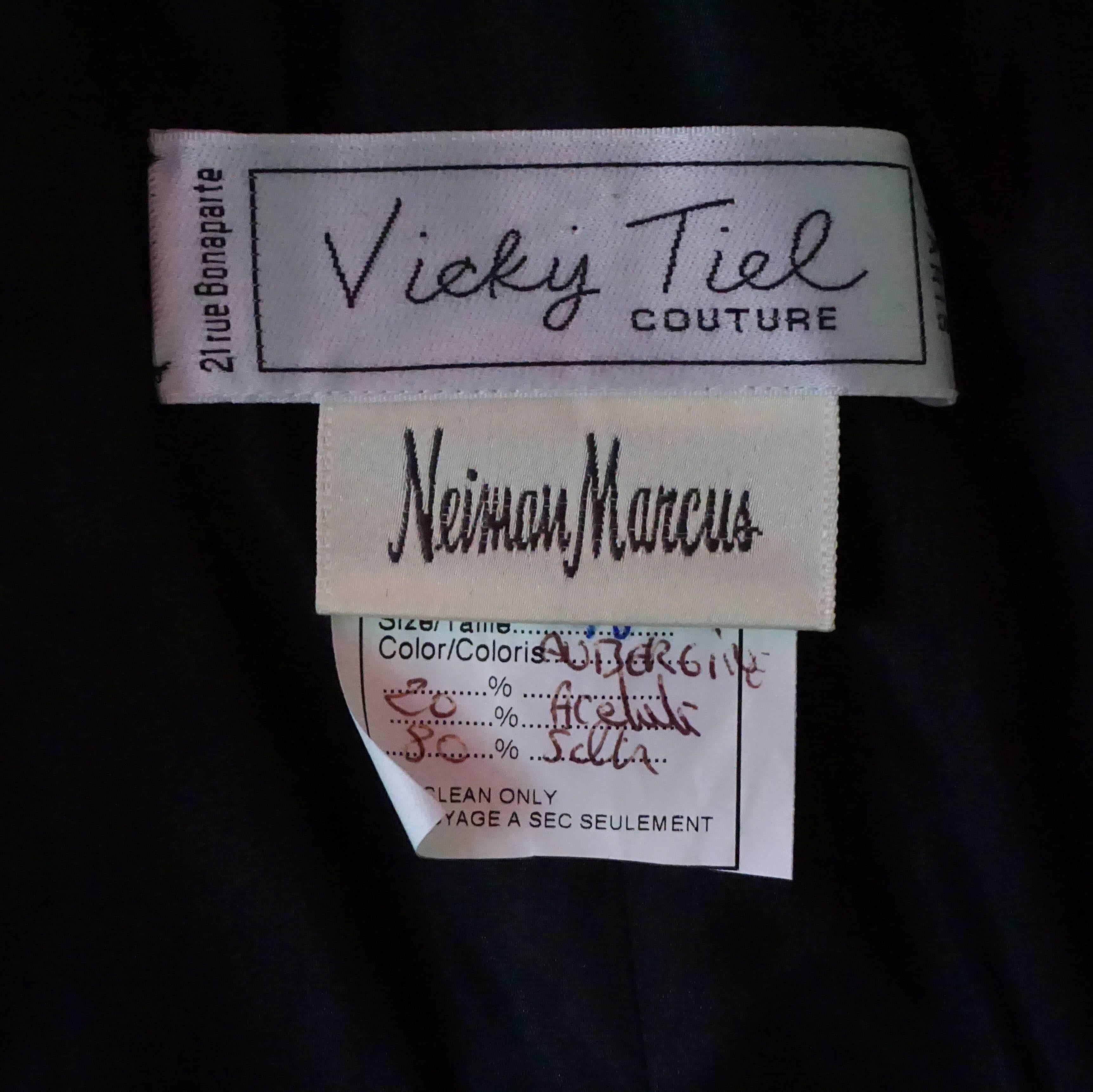 Vicky Tiel - Robe plissée en taffetas et dentelle aubergine - 46 - 1980  Excellent état - En vente à West Palm Beach, FL