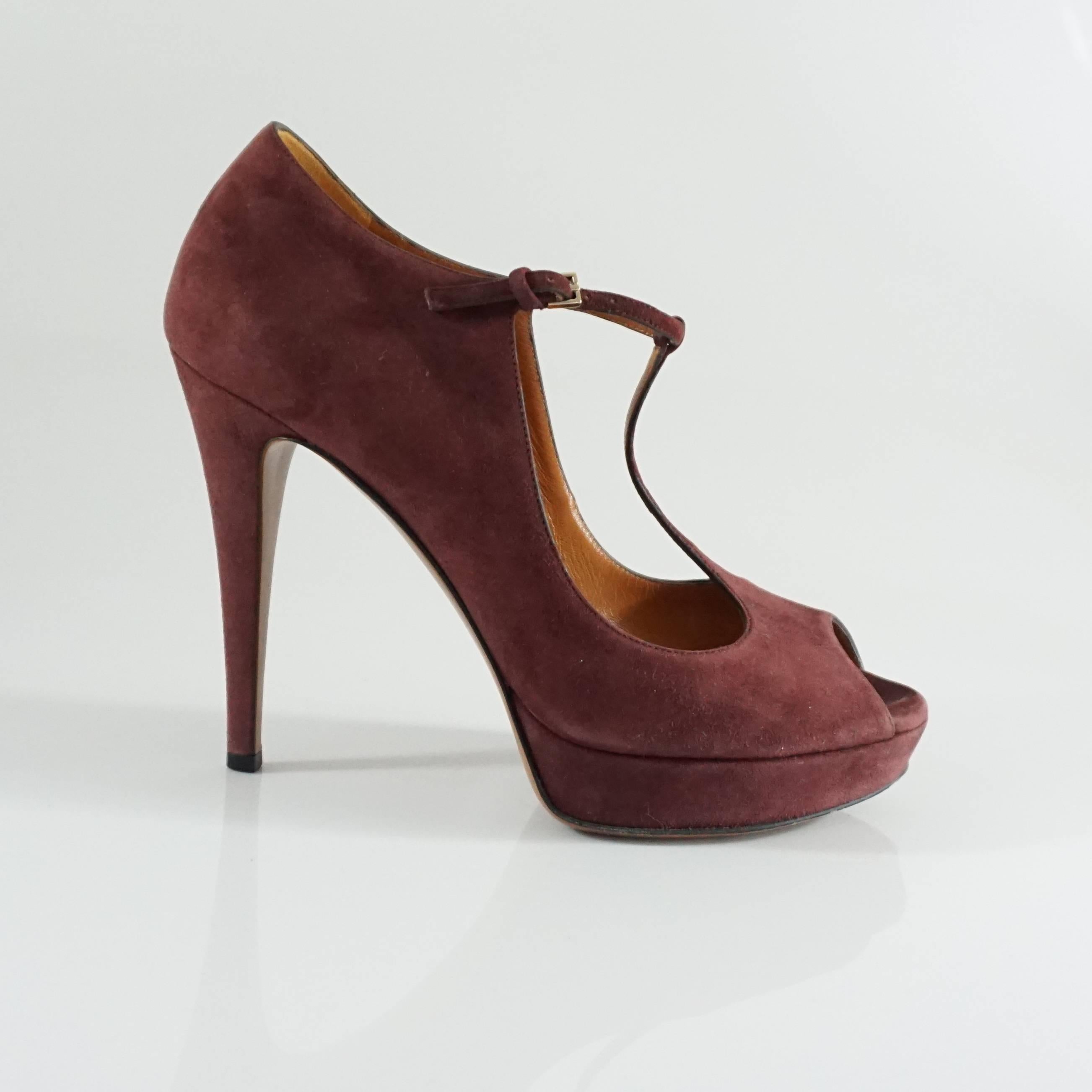 These Gucci platform heels have a t-strap style and are peep-toe. They are in good condition with some general wear to the suede. Size 38.5.

Heel Height: 4.75