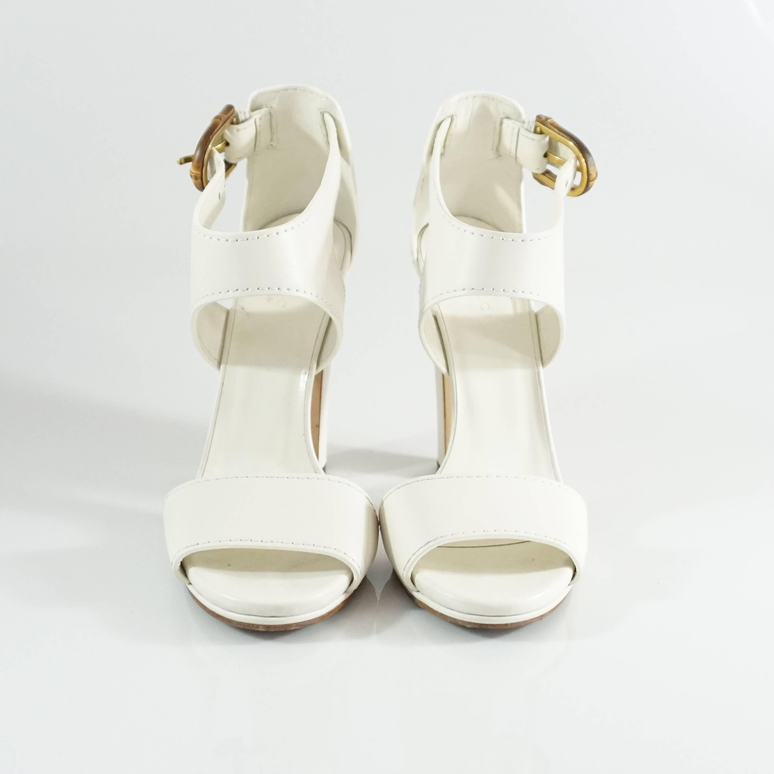 Gucci White Leather Strappy Heels with Bamboo Buckle - 38 In Excellent Condition In West Palm Beach, FL