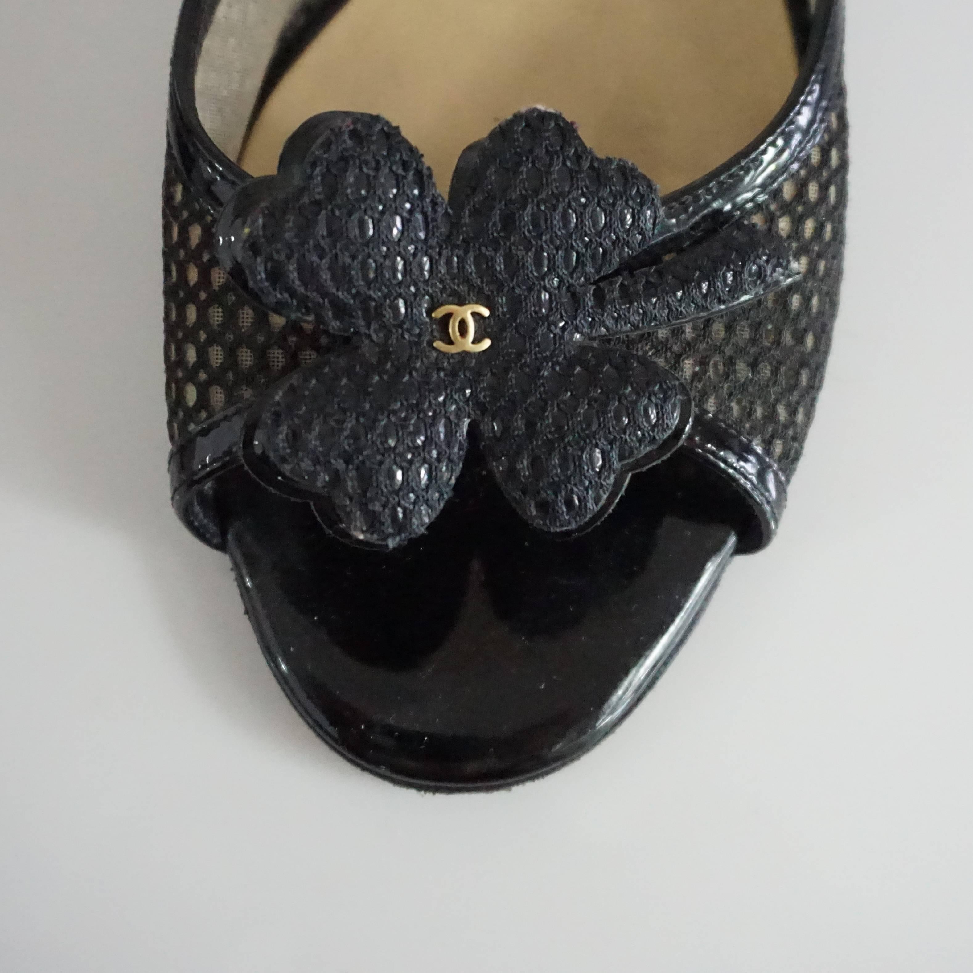 Chanel Black Mesh Clover Slides with CC - 38 In Excellent Condition In West Palm Beach, FL