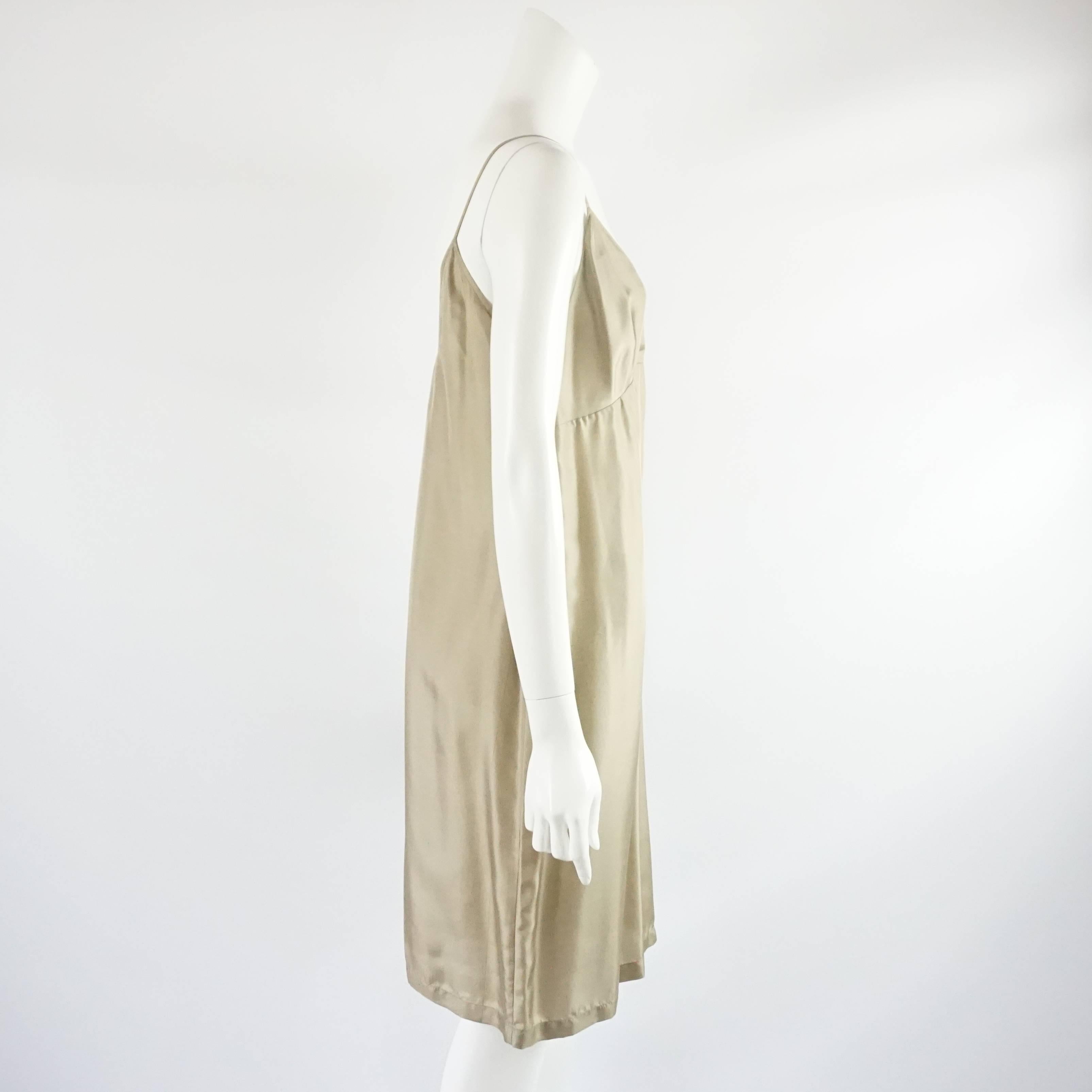 Cette robe fourreau Dries Van Noten est en soie taupe. Elle présente des bretelles spaghetti et une encolure en V. Cette robe est en excellent état.

Mesures
Poitrine : 34
