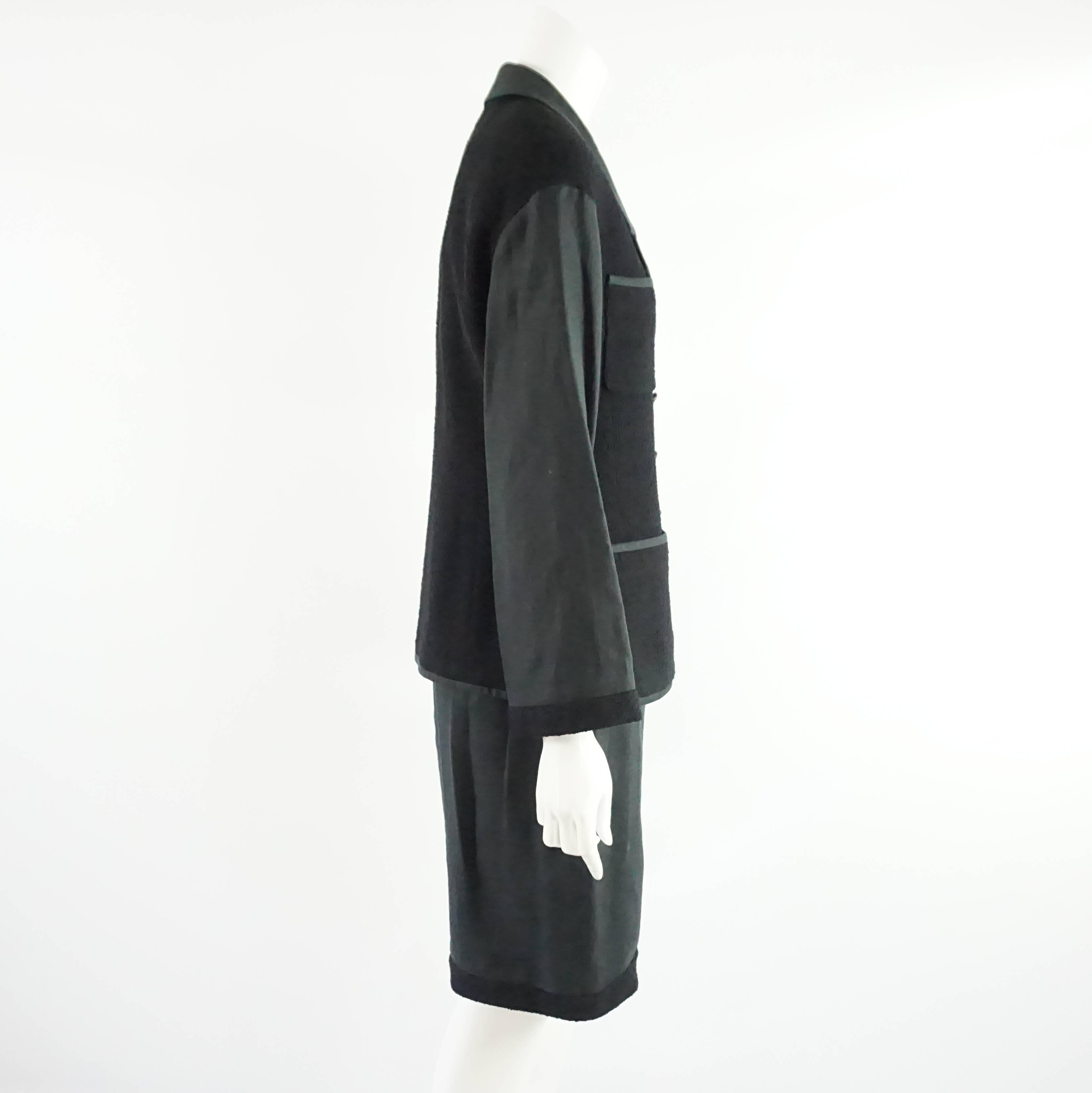 Chanel Combinaison jupe croisée en lin et laine noire - 40 - Printemps 1994. Ce tailleur jupe vintage a une jupe en lin, et la veste est une combinaison de lin et de laine. La veste comporte 8 boutons noirs et dorés sur le devant de la veste et 4