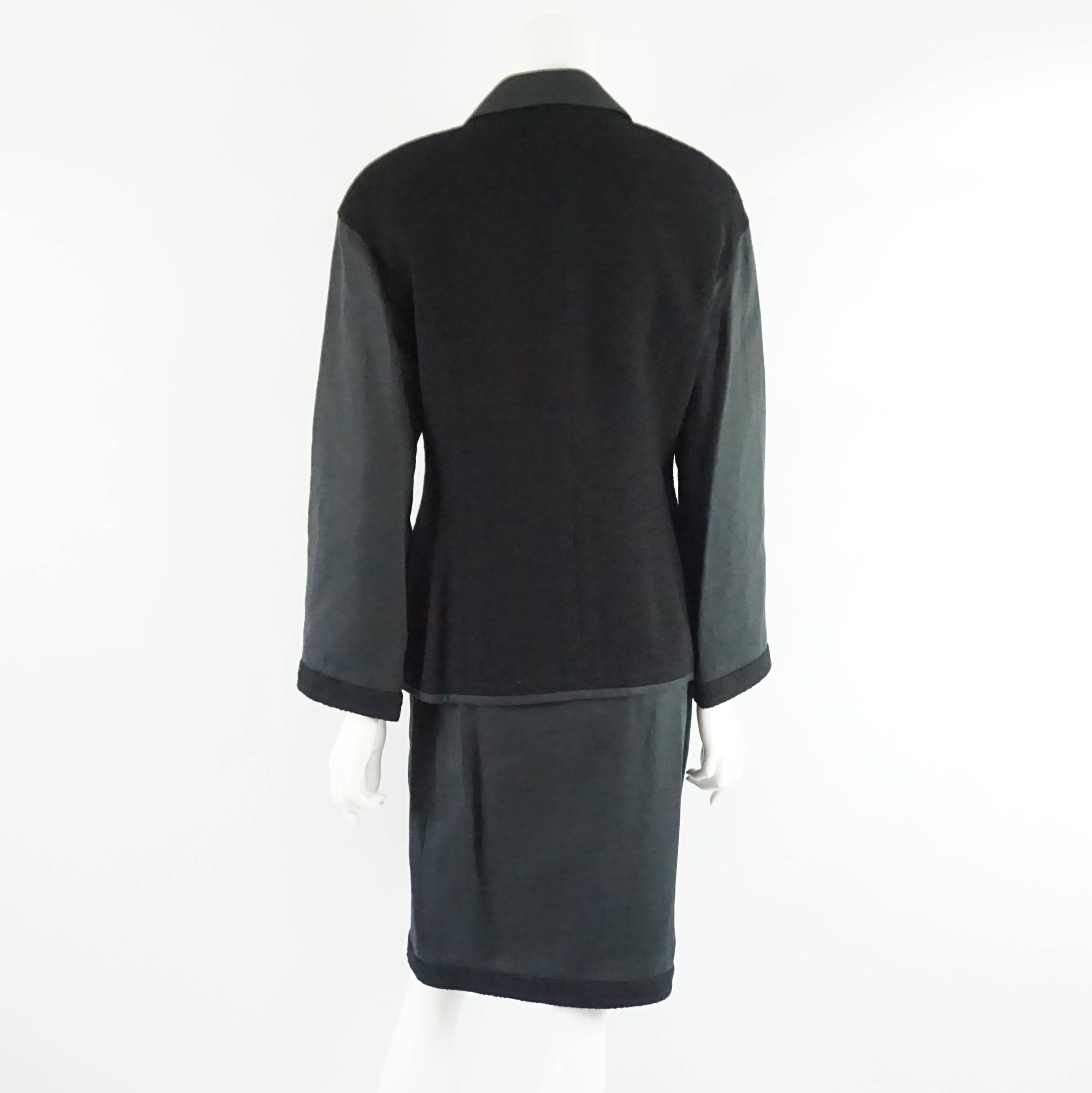 Noir Chanel Printemps 1994 Combinaison jupe croisée en lin et laine noire - Taille 40 en vente