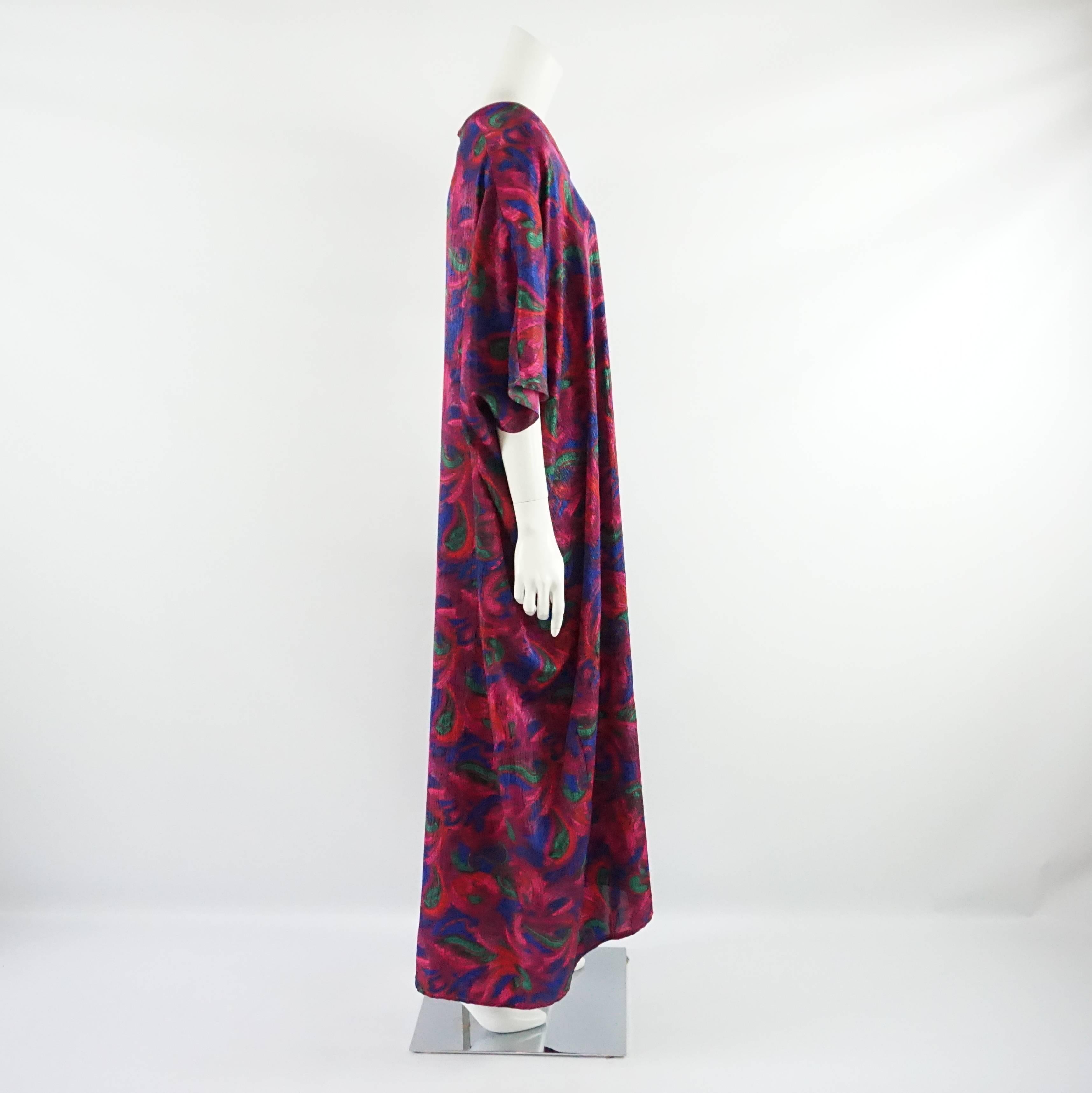 This Oscar de la Renta silk caftan features a v-neck and a multi-colored printed design. It is very loose and in excellent condition. Circa 1970's. 

Measurements
Sleeve Length: about 23.5"
Length: about 54.5"