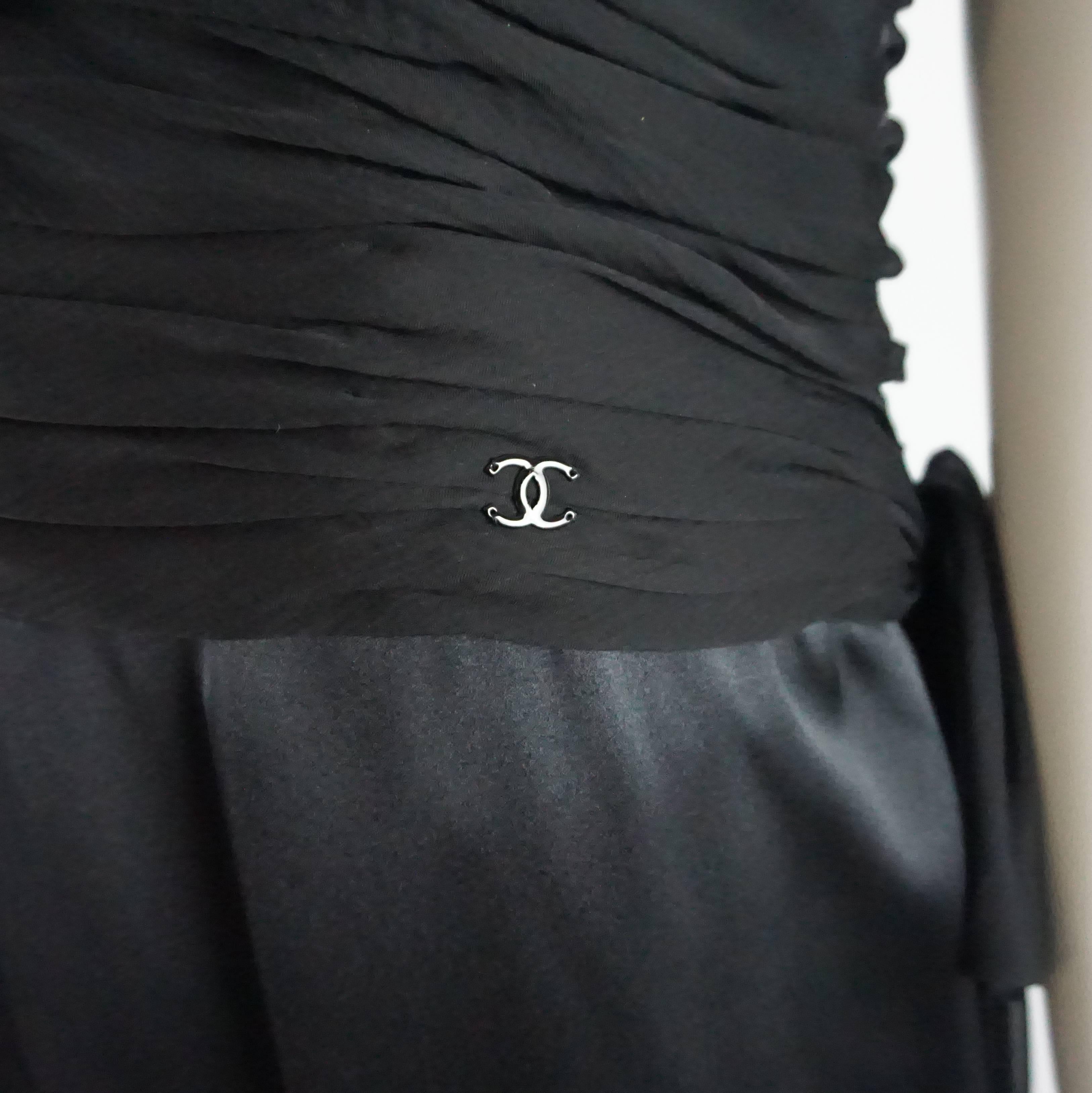 Noir Robe sans manches Chanel en mousseline de soie et de soie noire - 42 - 06A en vente