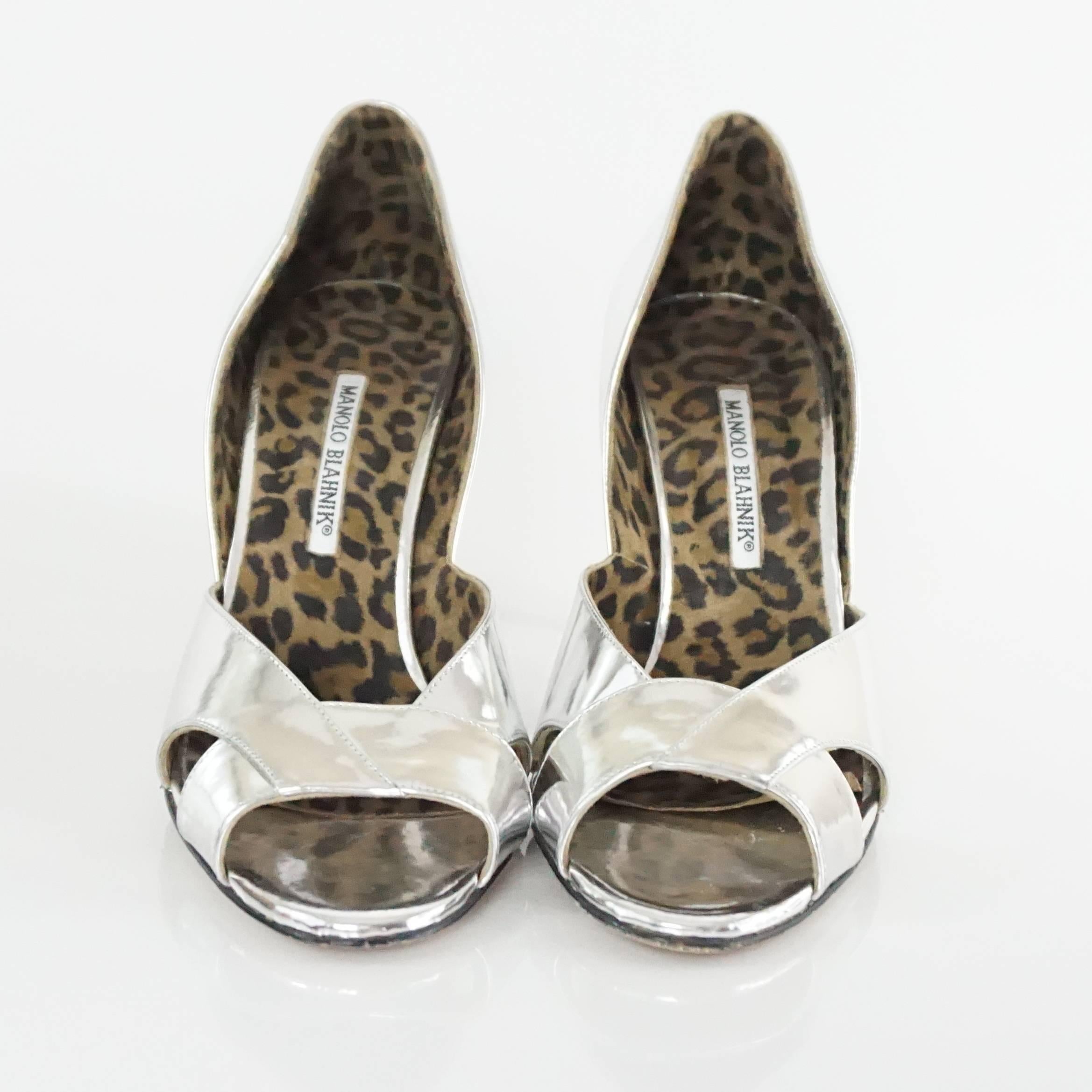 Manolo Blahnik Silver Patent Leather D'Orsay Cutout Heels - 39.5 In Good Condition In West Palm Beach, FL