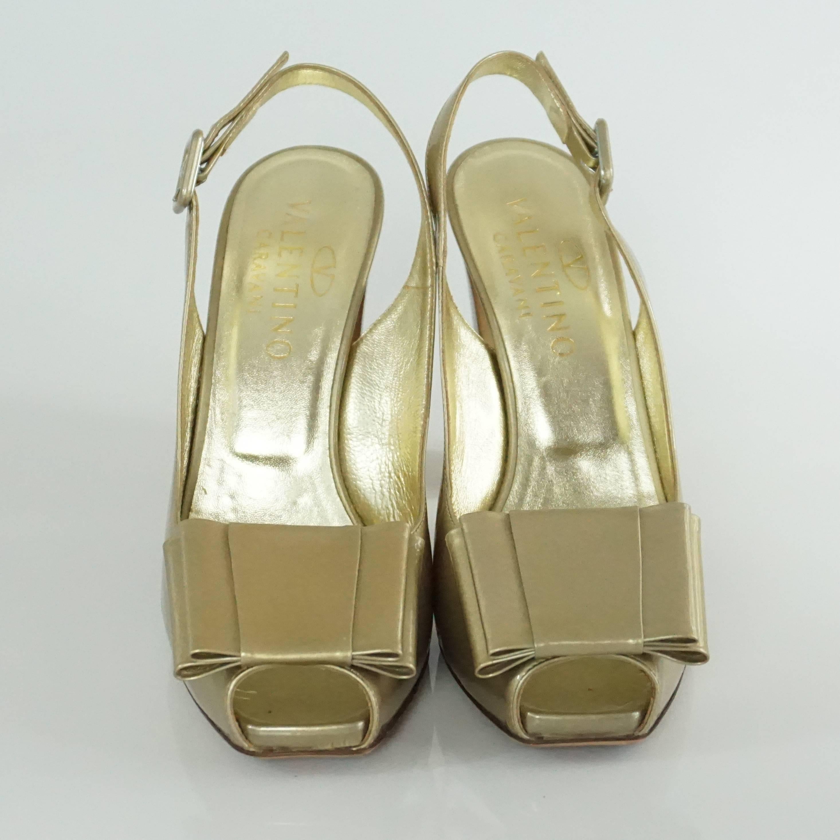 Valentino Gold Patent Slingbacks with Bow and Chunky Heel - 36.5  In Excellent Condition In West Palm Beach, FL