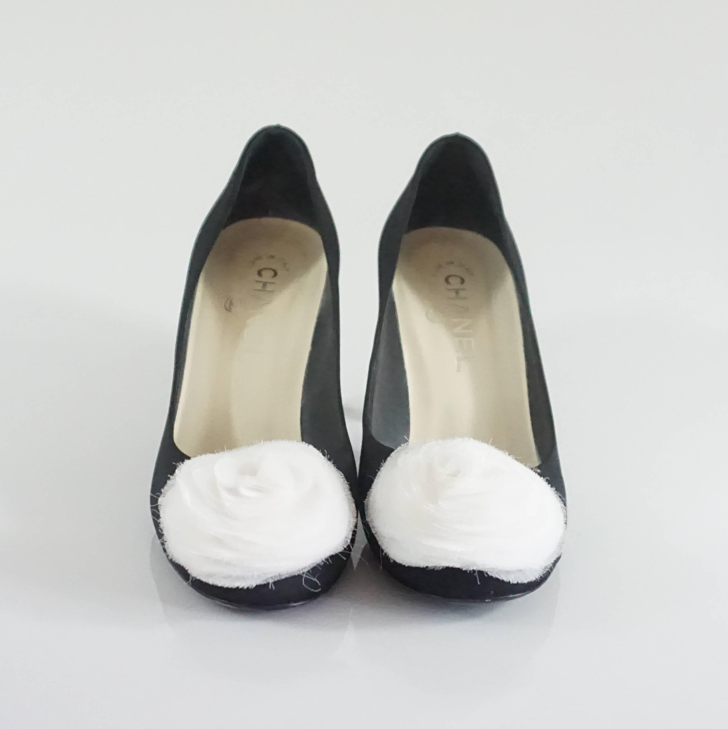 Chanel Black Grosgrain Pumps with Ivory Silk Camellia - 37 In Excellent Condition In West Palm Beach, FL
