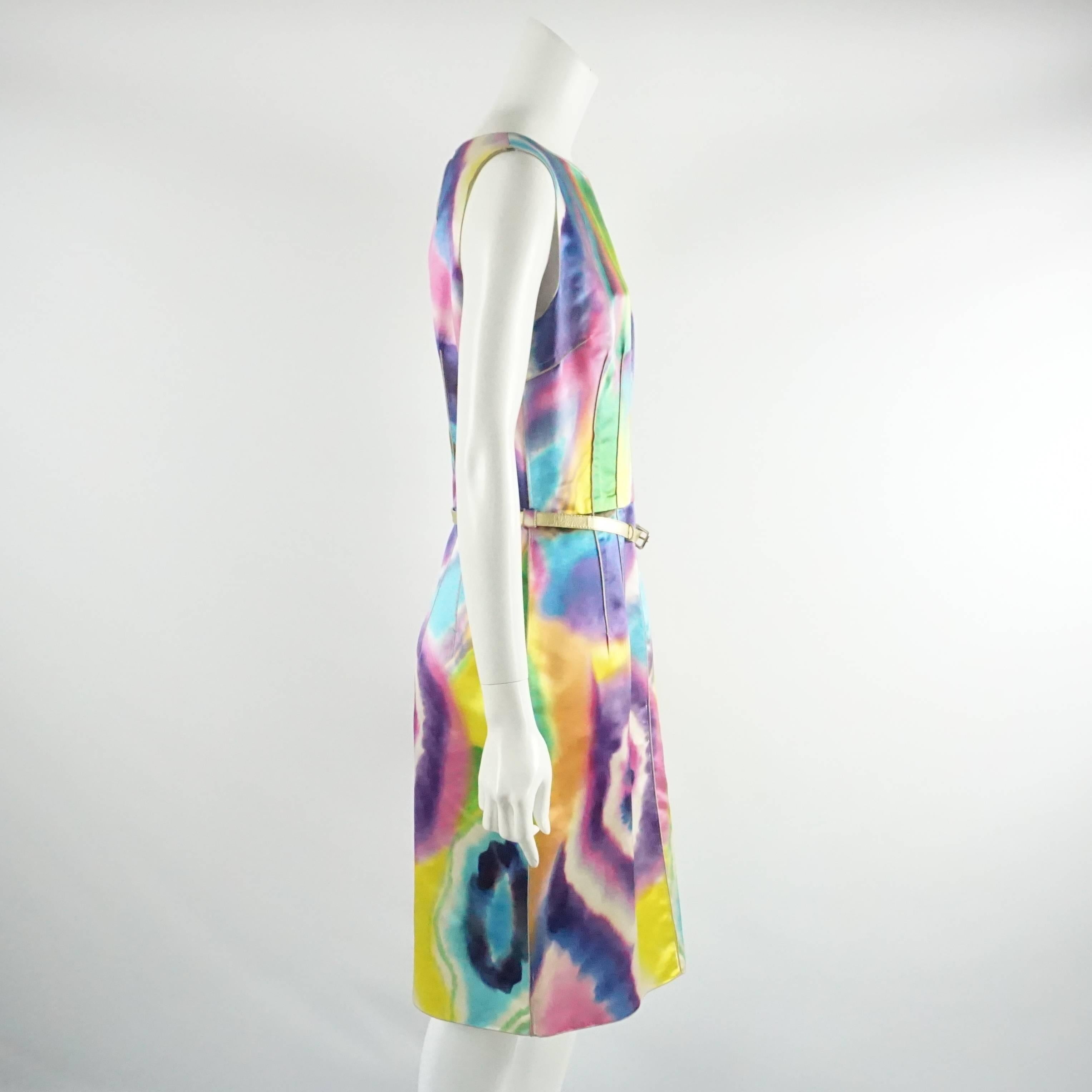This unique Dolce & Gabbana dress is a tie dye print silk material. It is sleeveless with tapered stitches, 2 side pockets, and a thin gold leather belt. Size 44, circa 21st century. 

Measurements
Shoulder to Shoulder: 15.5"
Bust: