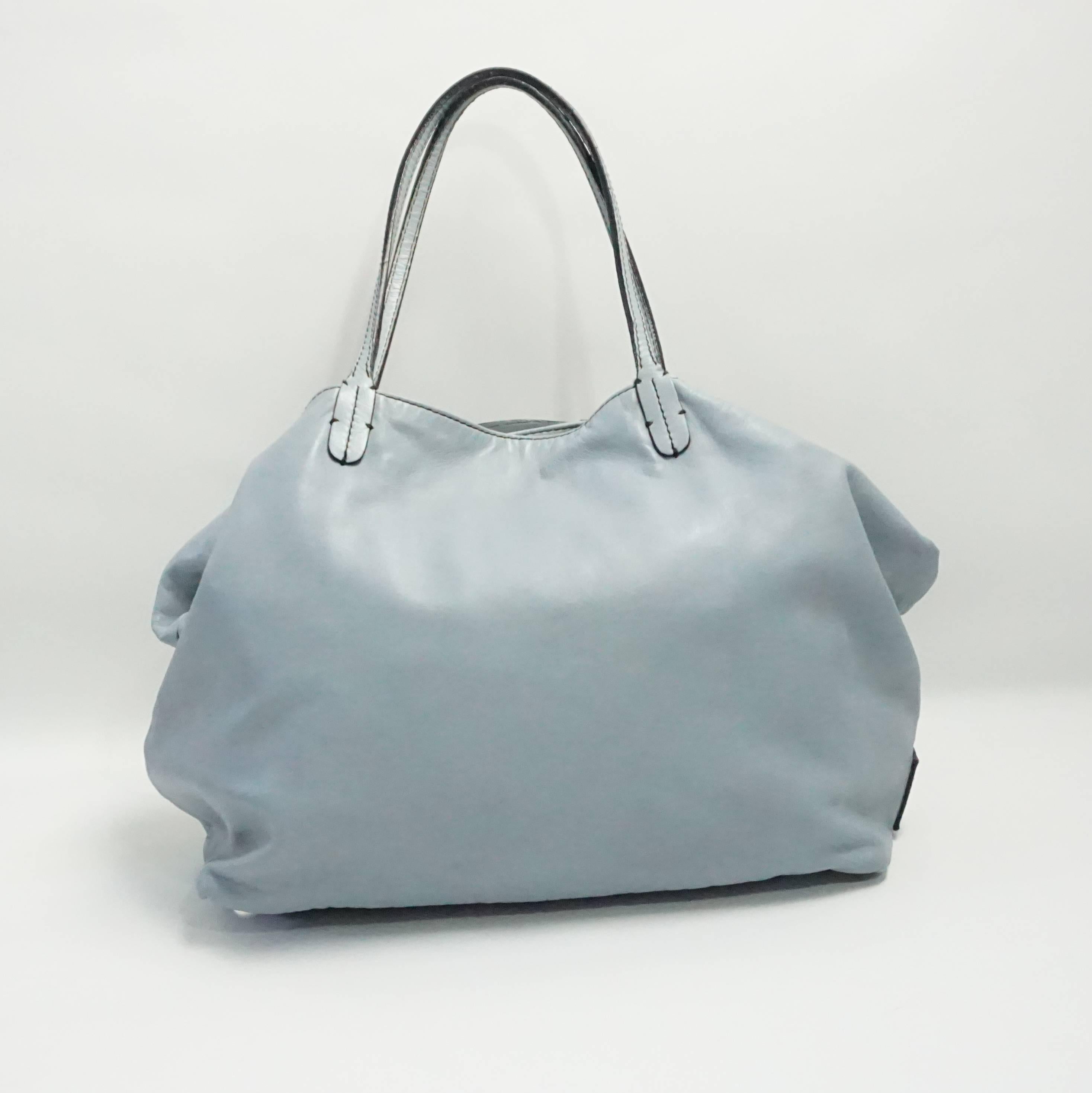 Gris Valentino - Grand sac cabas Petale Rose en cuir bleu pâle en vente