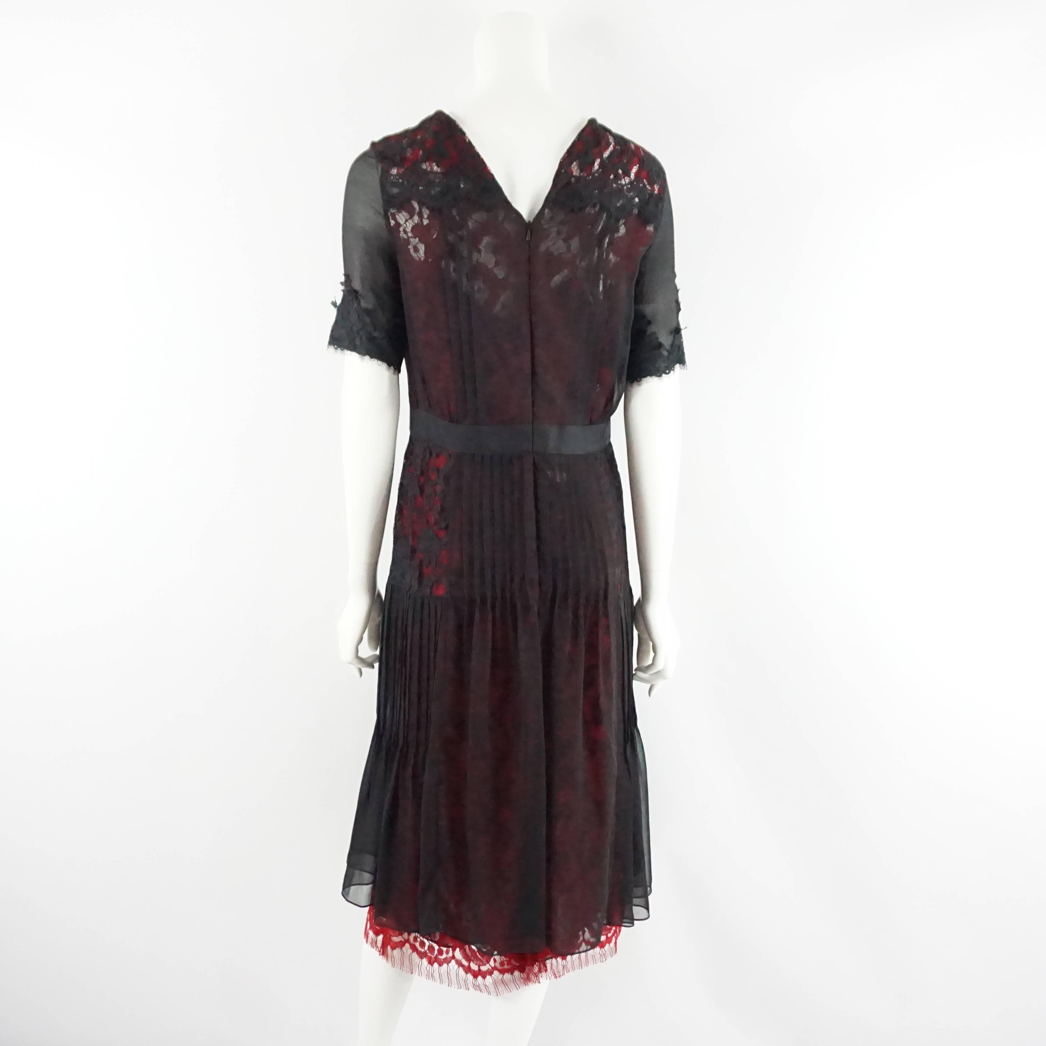 Noir Oscar de la Renta - Robe en mousseline de soie noire et rouge avec dentelle - 10 - Neuf avec étiquette en vente