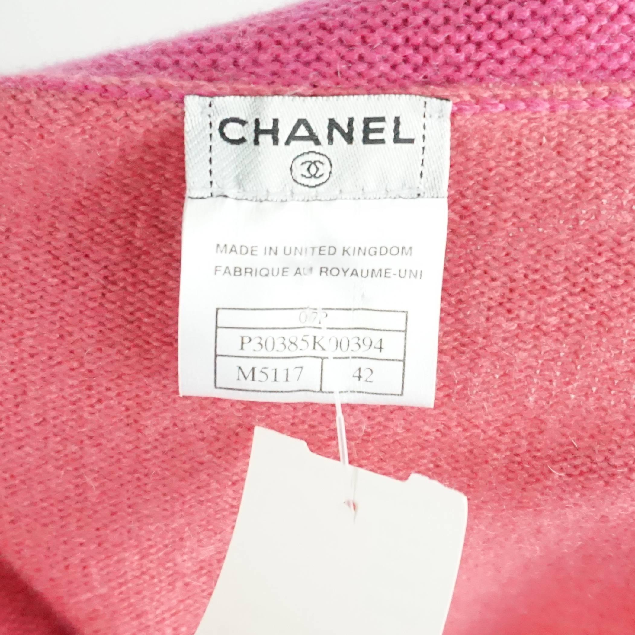 Chanel Salmon and Pink Trim Cashmere Sweater - 42 - 07P In Excellent Condition In West Palm Beach, FL