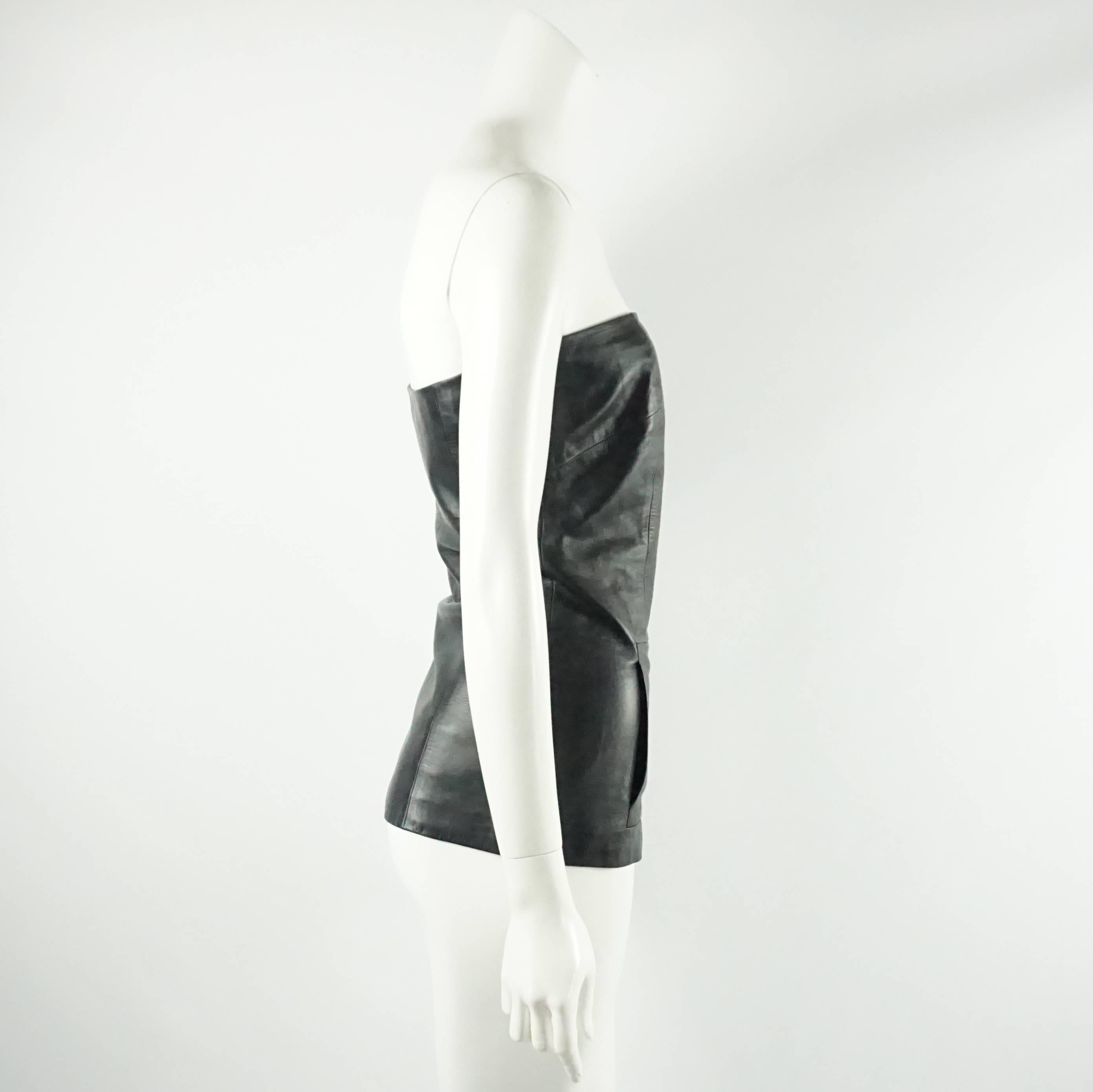 This Loewe strapless top is made of black leather and has 2 pockets. This top is in excellent condition with very minor wear. Circa 1990's. 

Measurements
Bust: 33"
Waist: 28"
Hips: 34"
Length: 19.75"