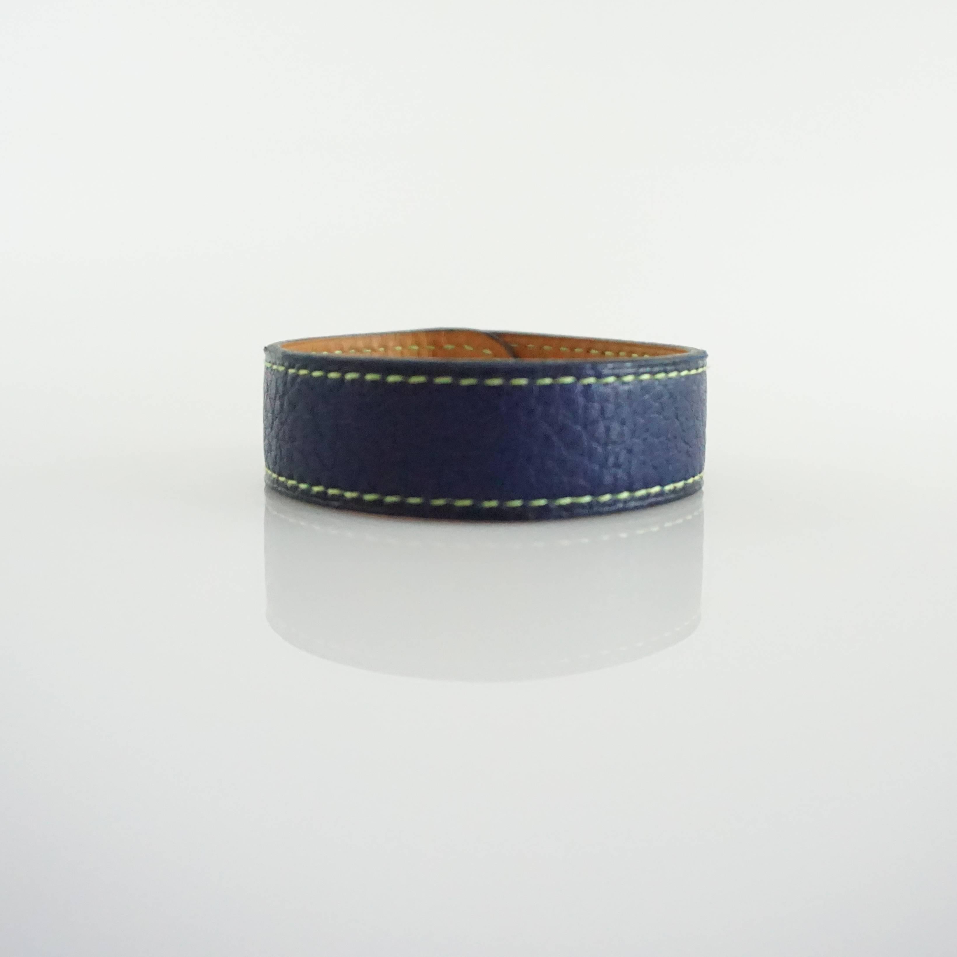 This Hermes blue leather bracelet is a beautiful simple piece. It has a silver Hermes Paris clasp and is in excellent condition with minimal wear. Purchase comes with a box and duster. 

Measurements
Circumference: 8.5
