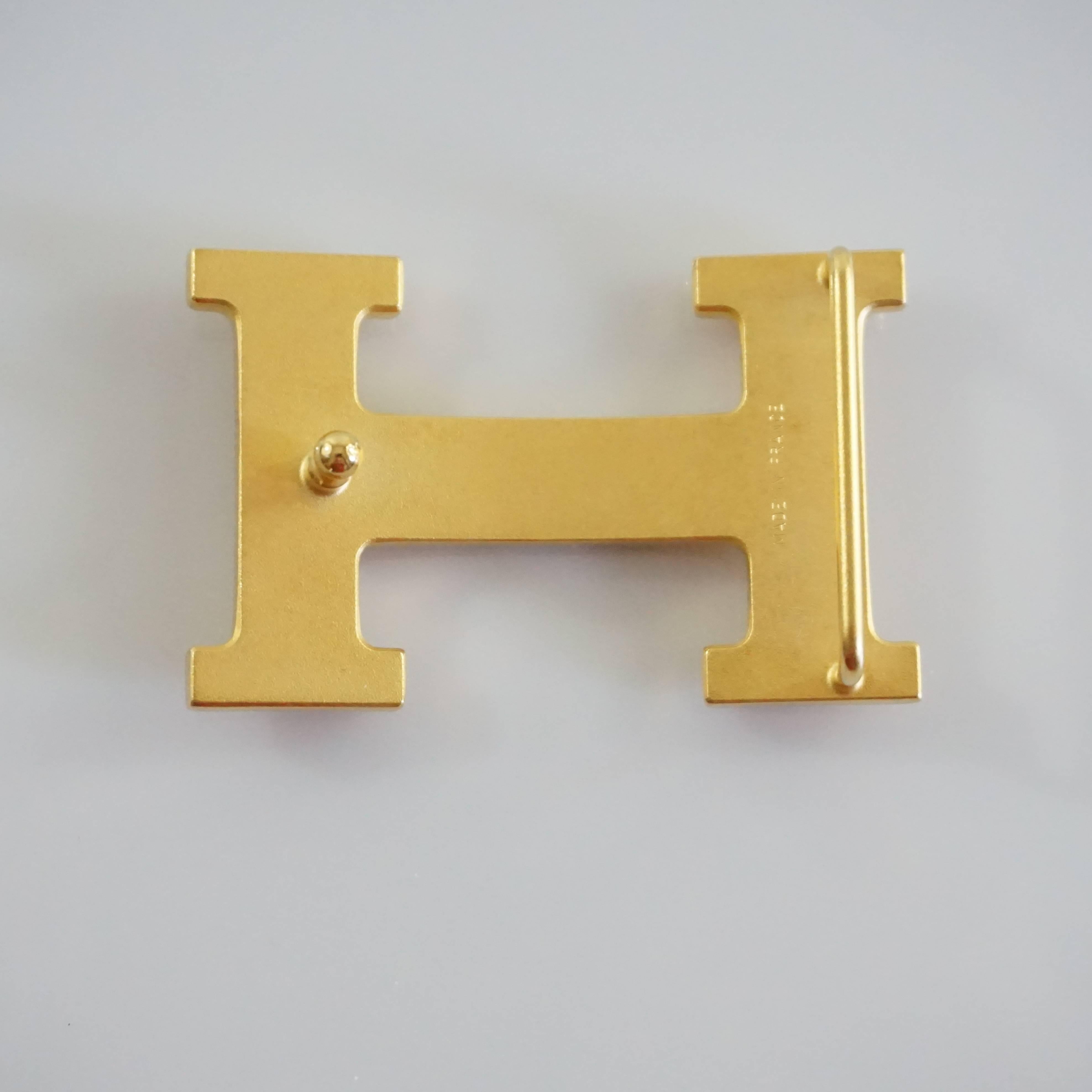 This Hermes matte gold H buckle is a staple. It comes with a duster and is in fair condition with scuffing on the front as shown in the images. 

Measurements
Height: 1.5