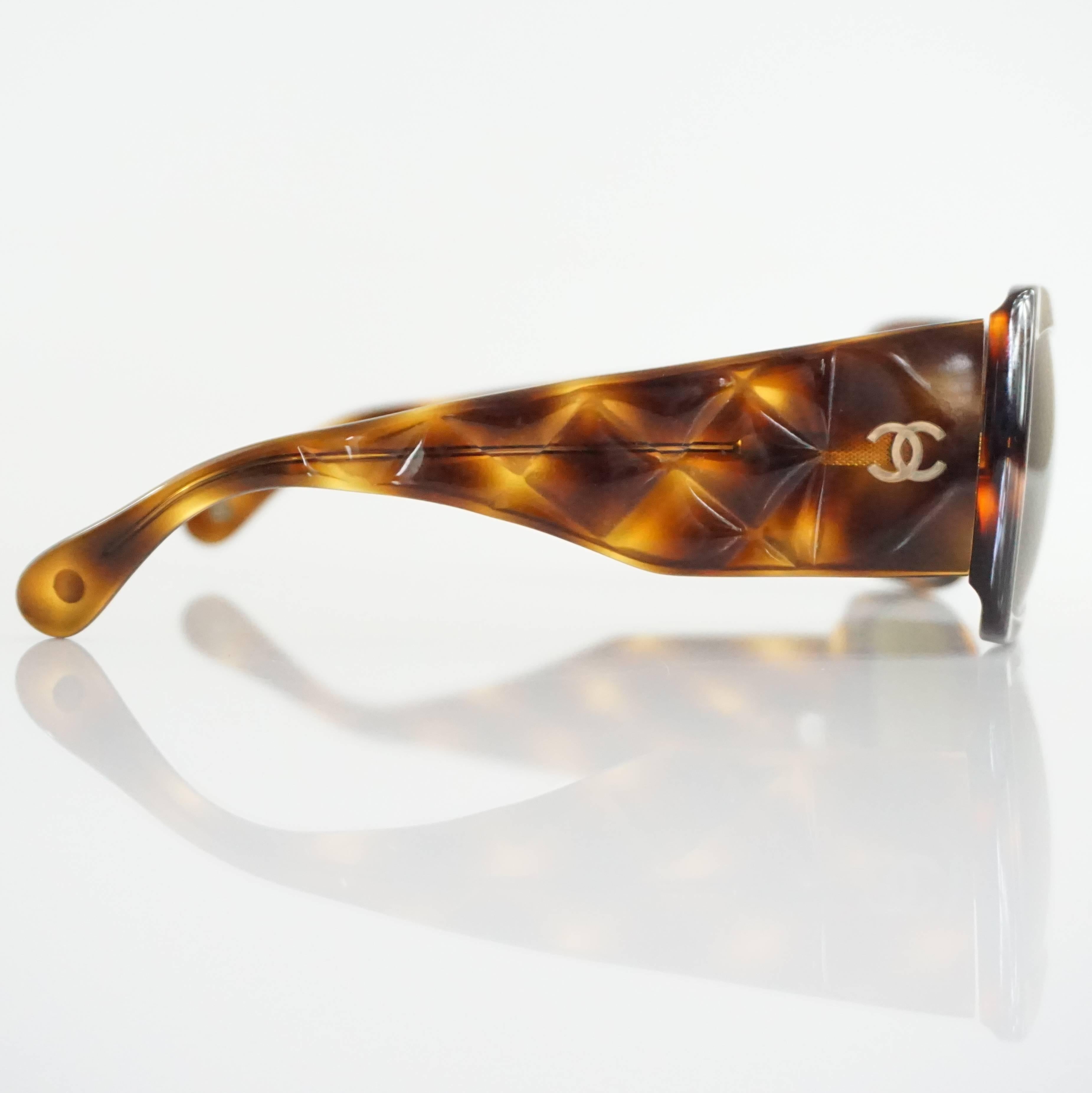 These Chanel sunglasses are tortoise shell with rectangular lenses. They have quilted sides with the Chanel logo and a white carrying case. They are in excellent condition with minor markings on the case.

Measurements
Front Length: 5.25