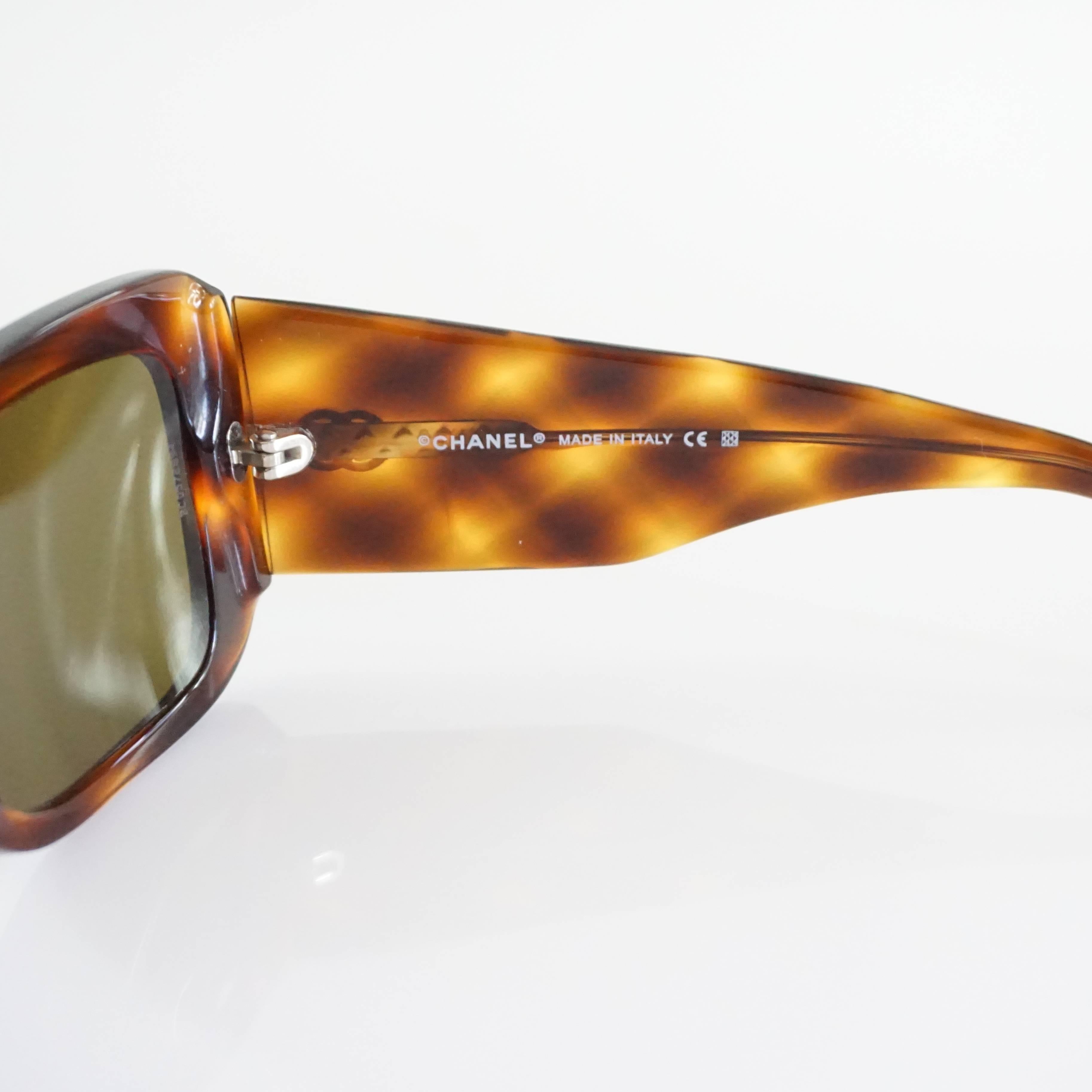  Lunettes de soleil Chanel en écaille de tortue avec côtés matelassés Pour femmes 