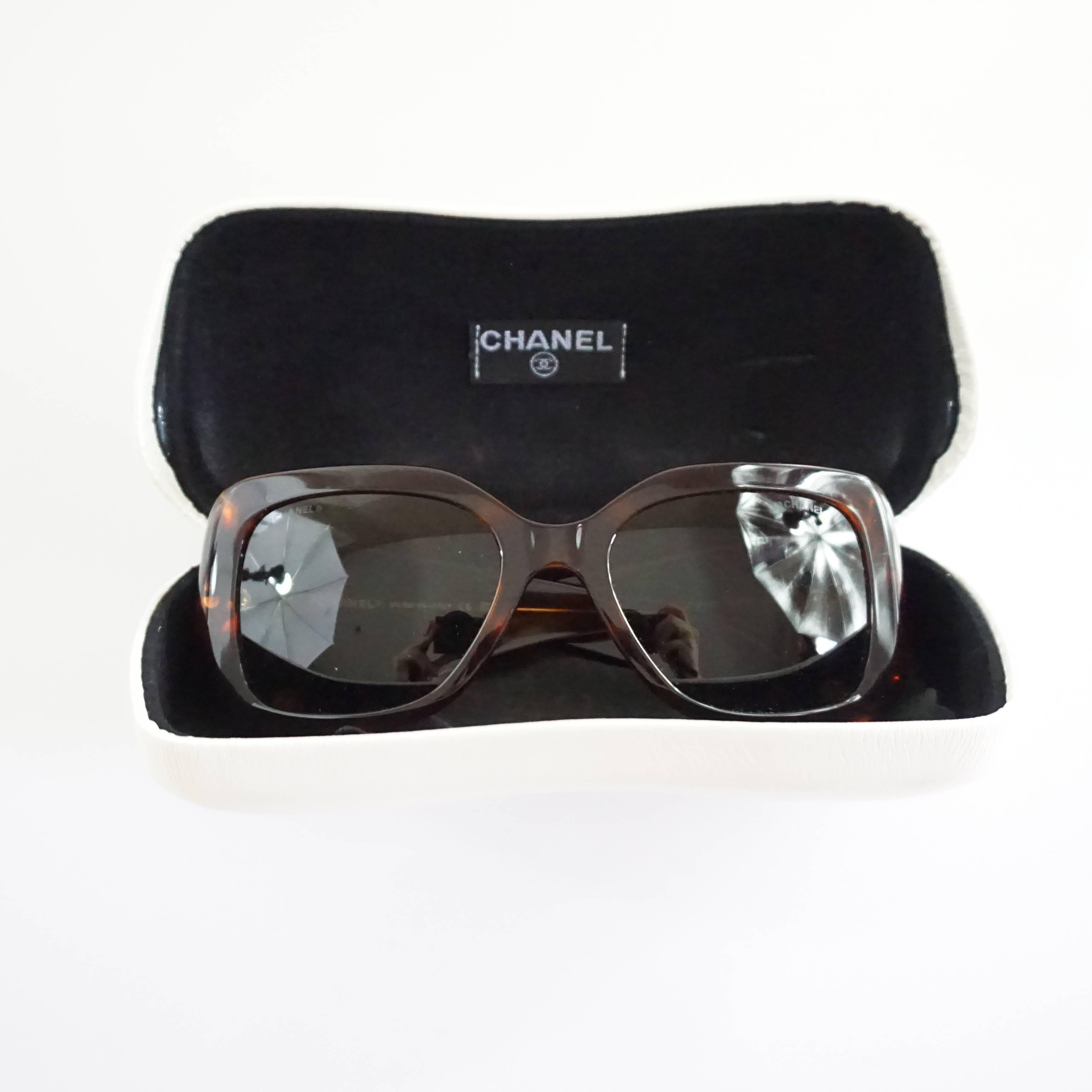 Lunettes de soleil Chanel en écaille de tortue avec côtés matelassés 2