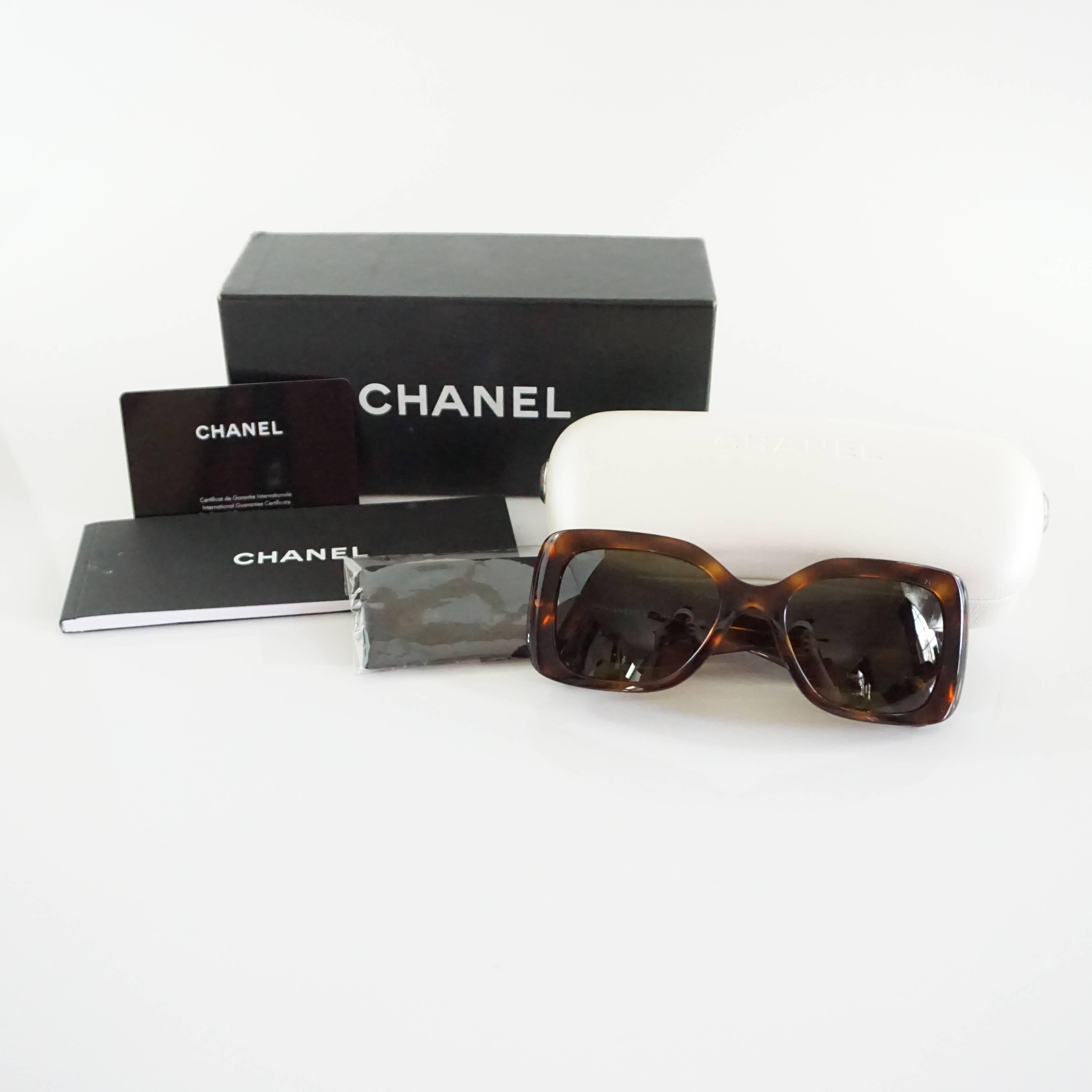 Lunettes de soleil Chanel en écaille de tortue avec côtés matelassés 3