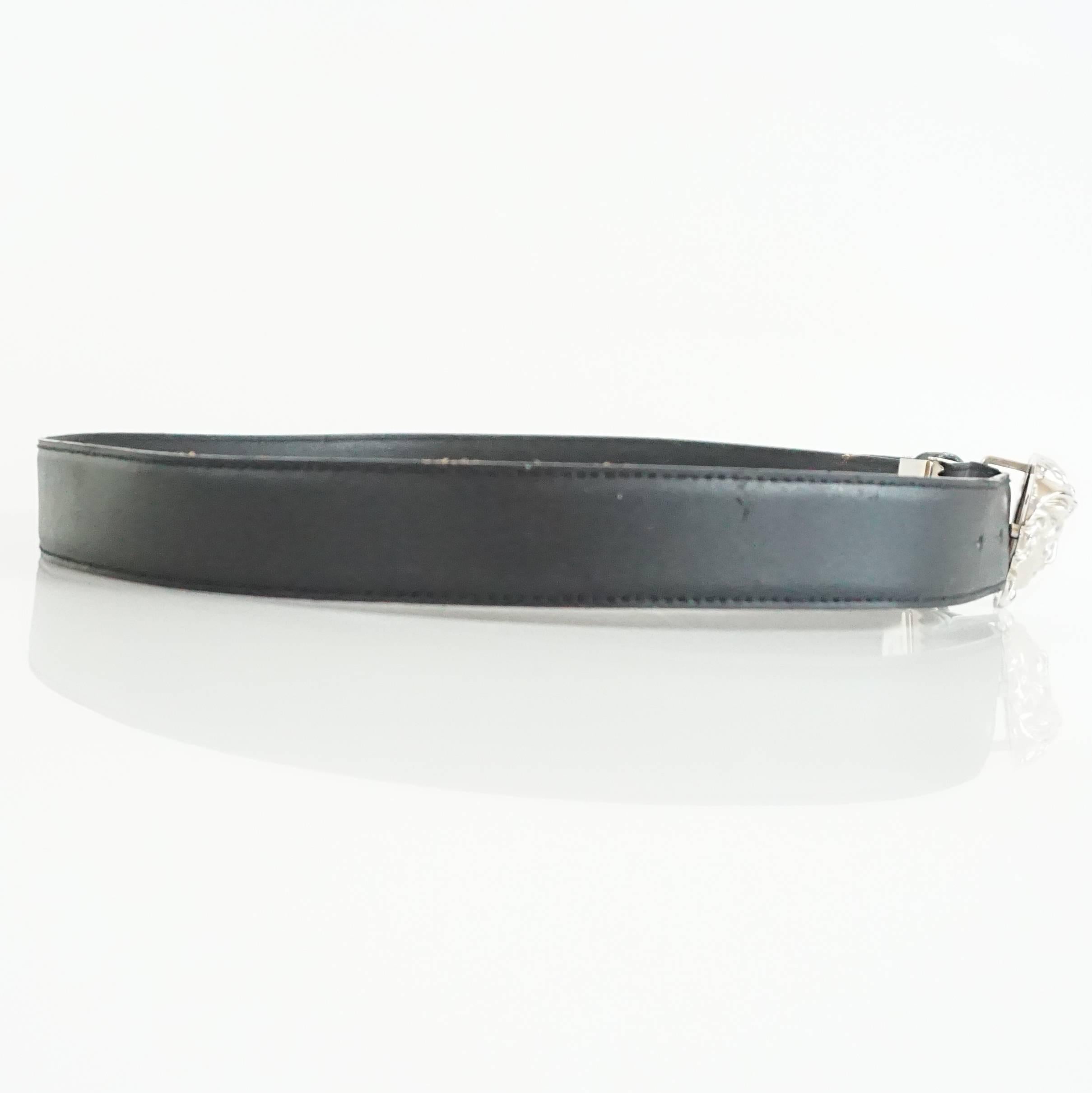 This Versace belt is black leather. The buckle is a silver Medusa head. This belt is in very good condition with some wear on the leather. size 80/32

Measurements
Length: 29.5 - 33.5