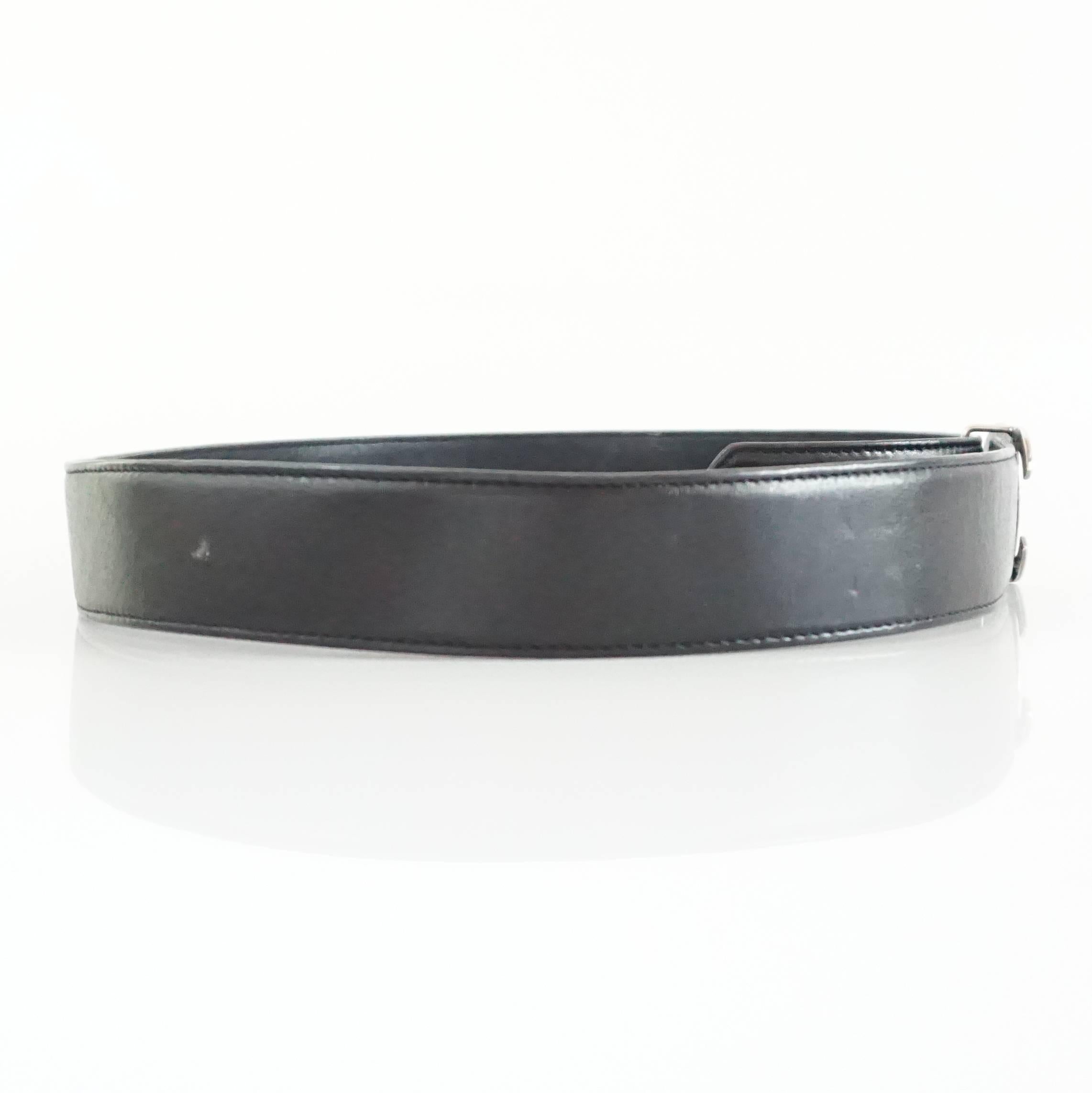 This vintage Chanel belt is made of black leather. It has a silver Chanel logo buckle. This belt is in good condition with some wear to the leather and wear and minor scratches to the buckle. This belt is from 99P, size 80/32.

Measurements
Length: