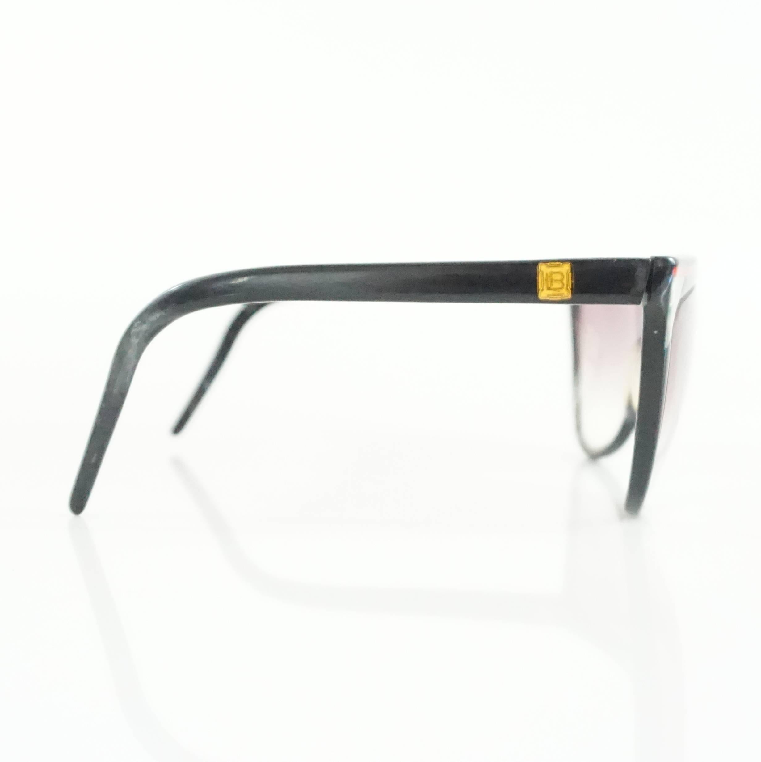 Diese Laura Biagiotti Sonnenbrille ist schwarz mit einem roten Streifen. Diese Sonnenbrille ist in gutem Zustand mit einigen Markierungen.

Messungen
Länge: 6