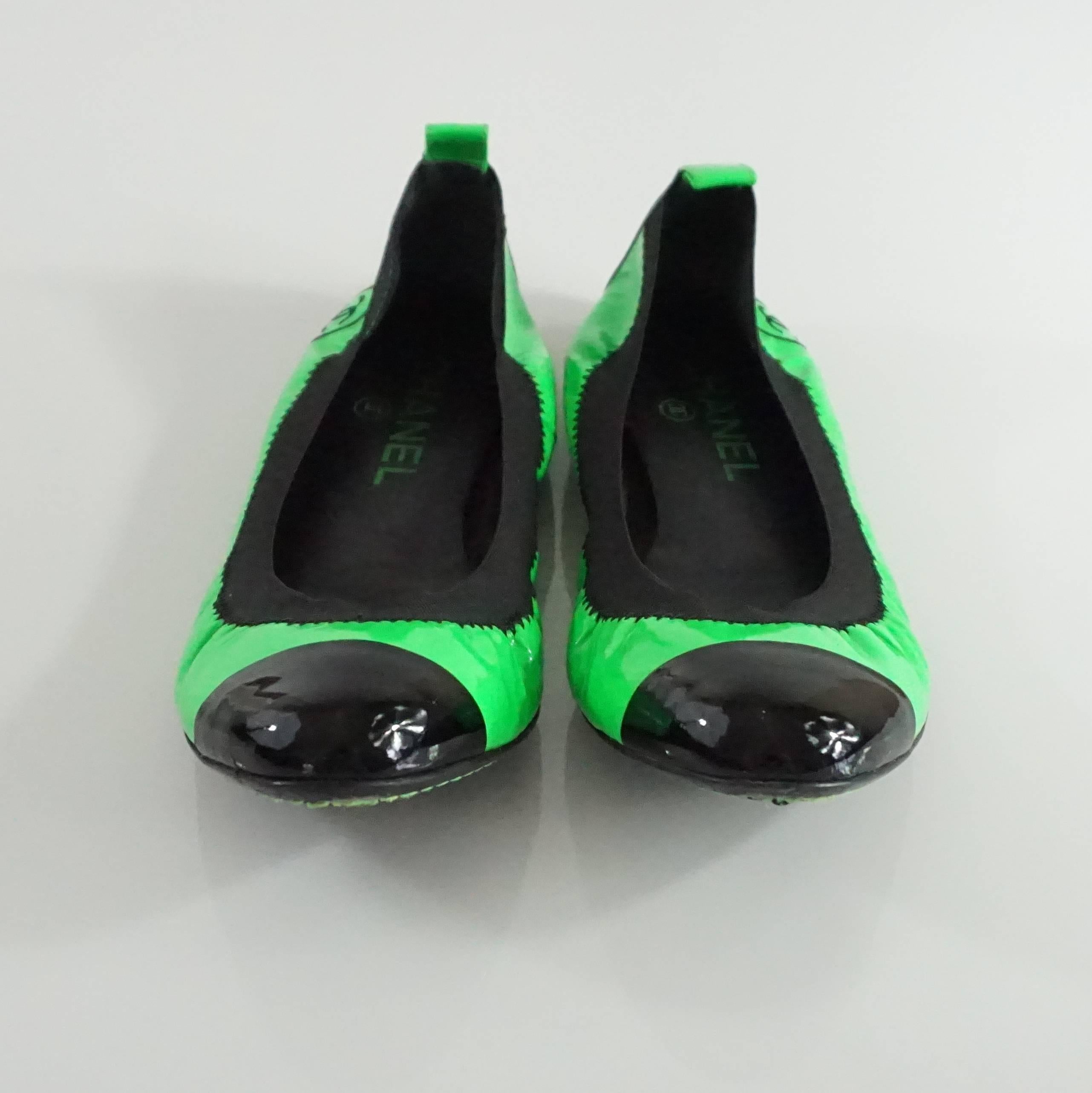 Chanel Green Patent and Black Ballet Flats - 35.5 In Excellent Condition In West Palm Beach, FL