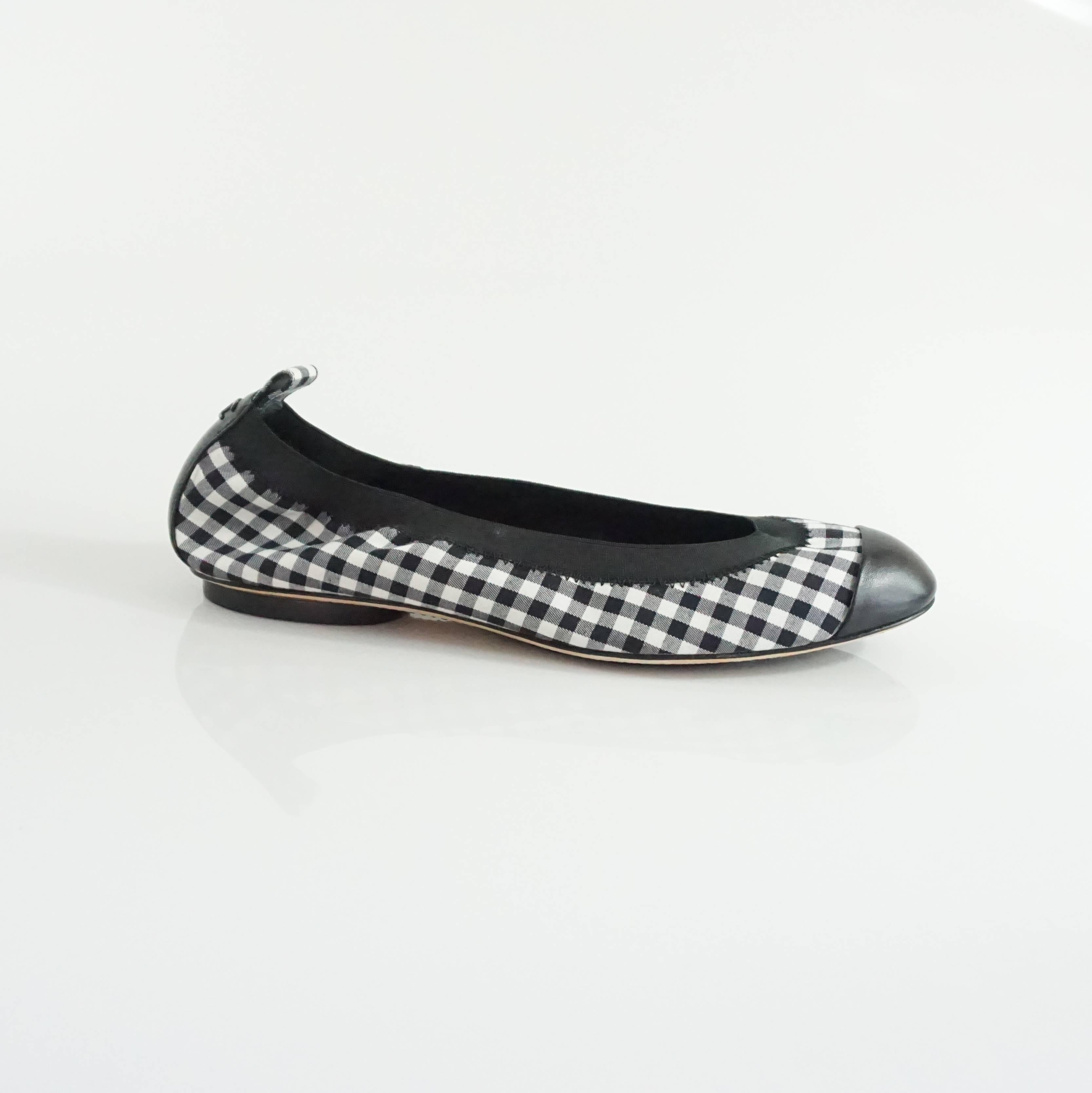 These beautiful Chanel flats are black and white gingham. They have a black cap toe and a black portion against the heel. They are in very good condition with minor overall wear.

Measurement
Heel Height: 0.5"